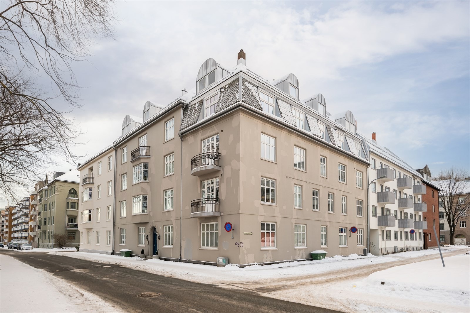 Utbedring av fasade og utskifting vinduer ble gjennomført i 2018/2019 i regi av borettslaget. Galleribilde