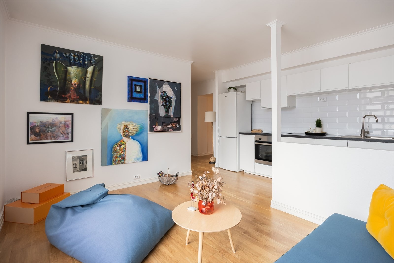 Det er mye inkl. i månedlige felleskostnader som blant annet TV/internett, betjening av andel fellesgjeld, kommunale avgifter, felles bygningsforsikring og diverse vedlikehold/drift iht. regnskap. Galleribilde