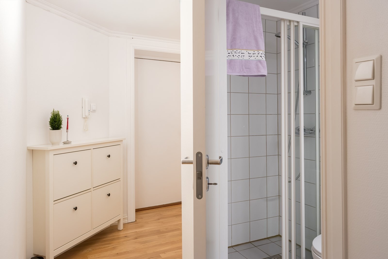 Leiligheten disponerer en bod i kjeller for praktisk oppbevaring. Galleribilde