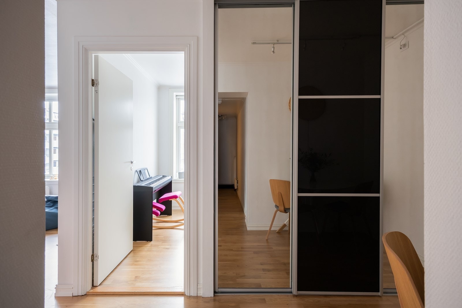 Plassbygd garderobeskap med nytt hyllesystem fra 2018. Galleribilde