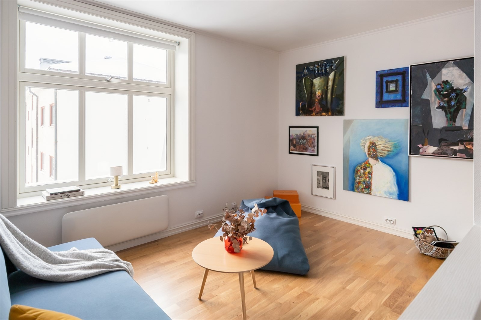 I klassisk bygårdsstil har leiligheten rause vindusflater og god takhøyde, som sørger for rikelig med lysinnslipp. Galleribilde