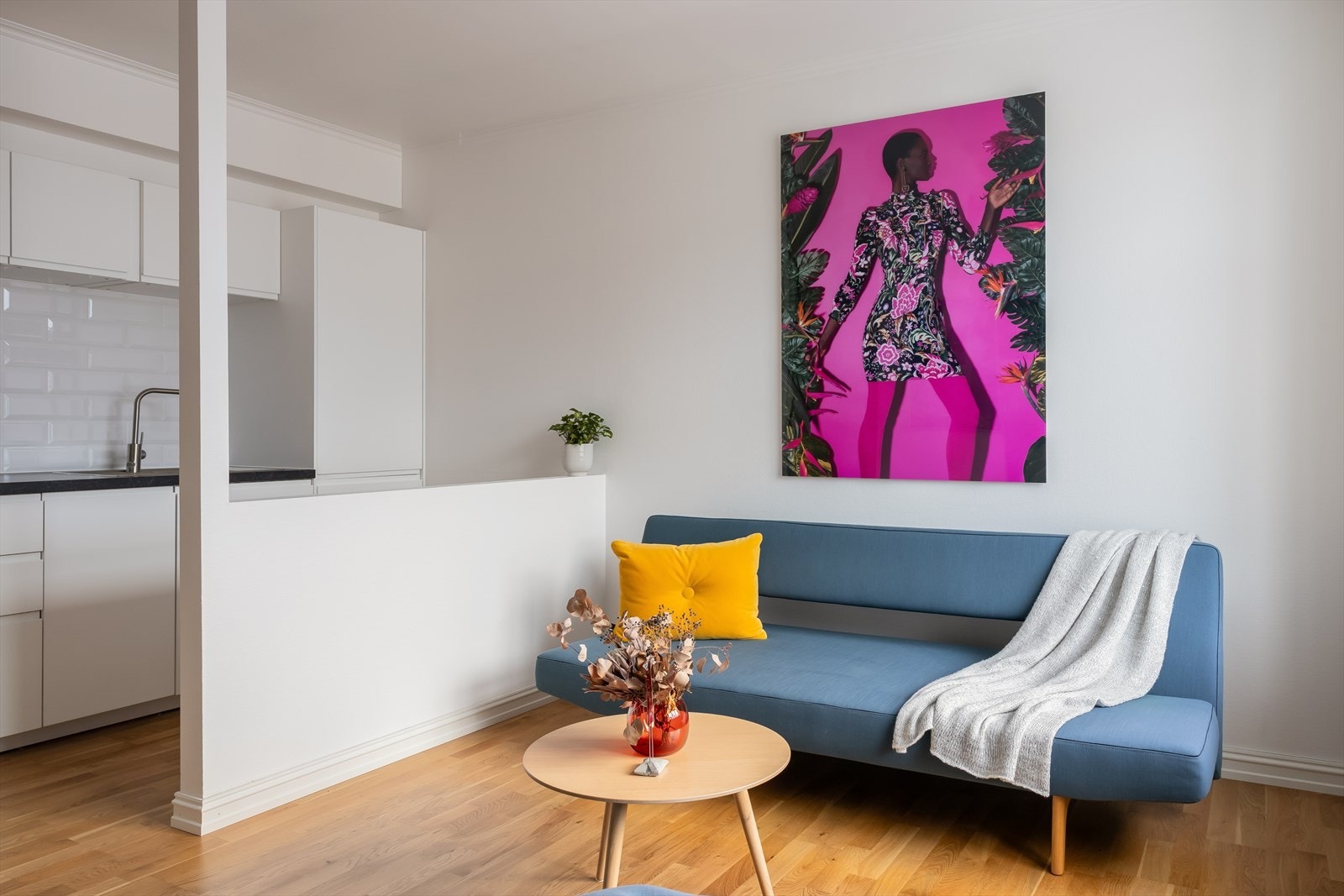 Leiligheten byr på en åpen stue- og kjøkkenløsning på 18,3 m². Galleribilde