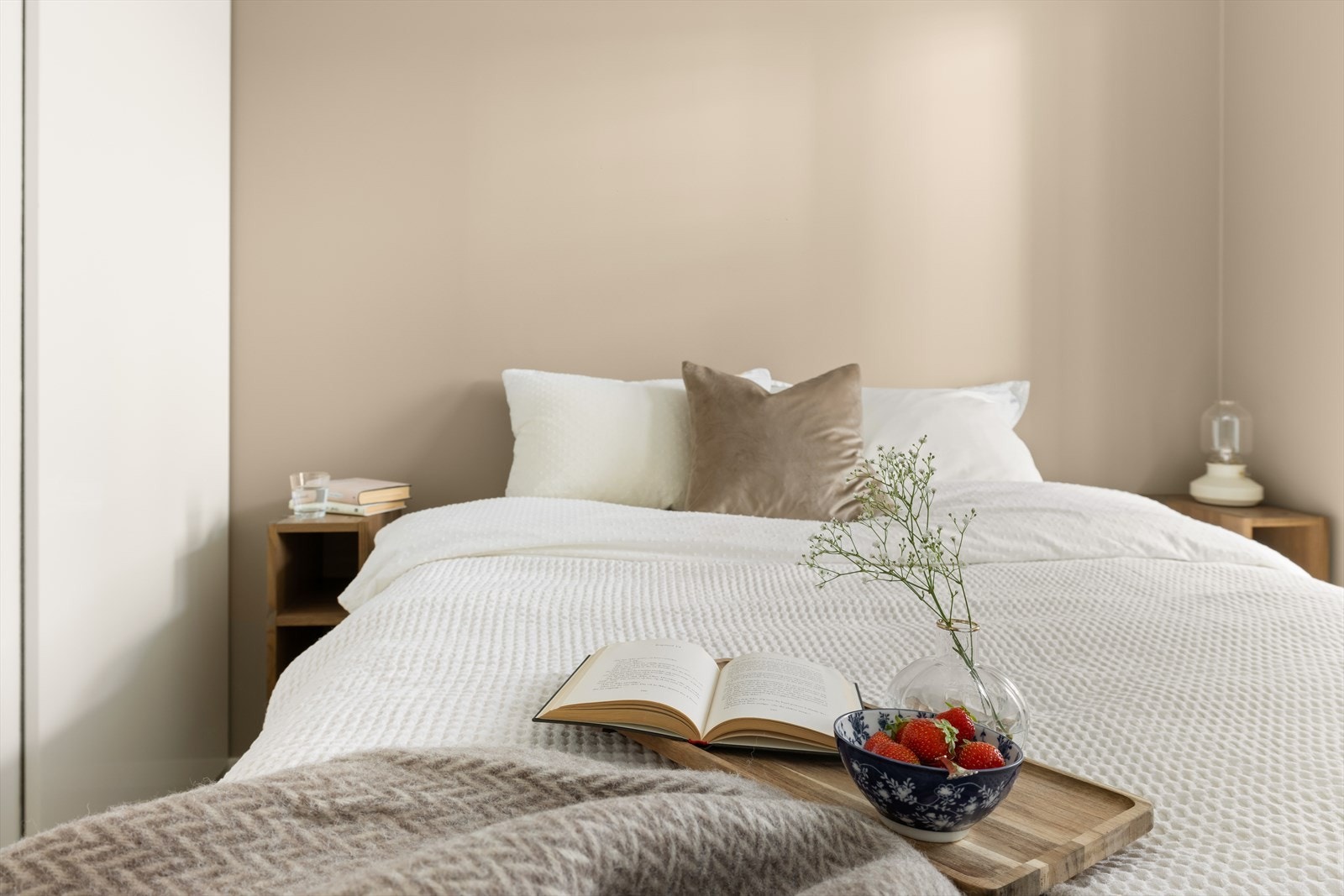 De lune fargevalgene på veggene, sammen med store vindusflater, skaper en lys og behagelig atmosfære. Galleribilde