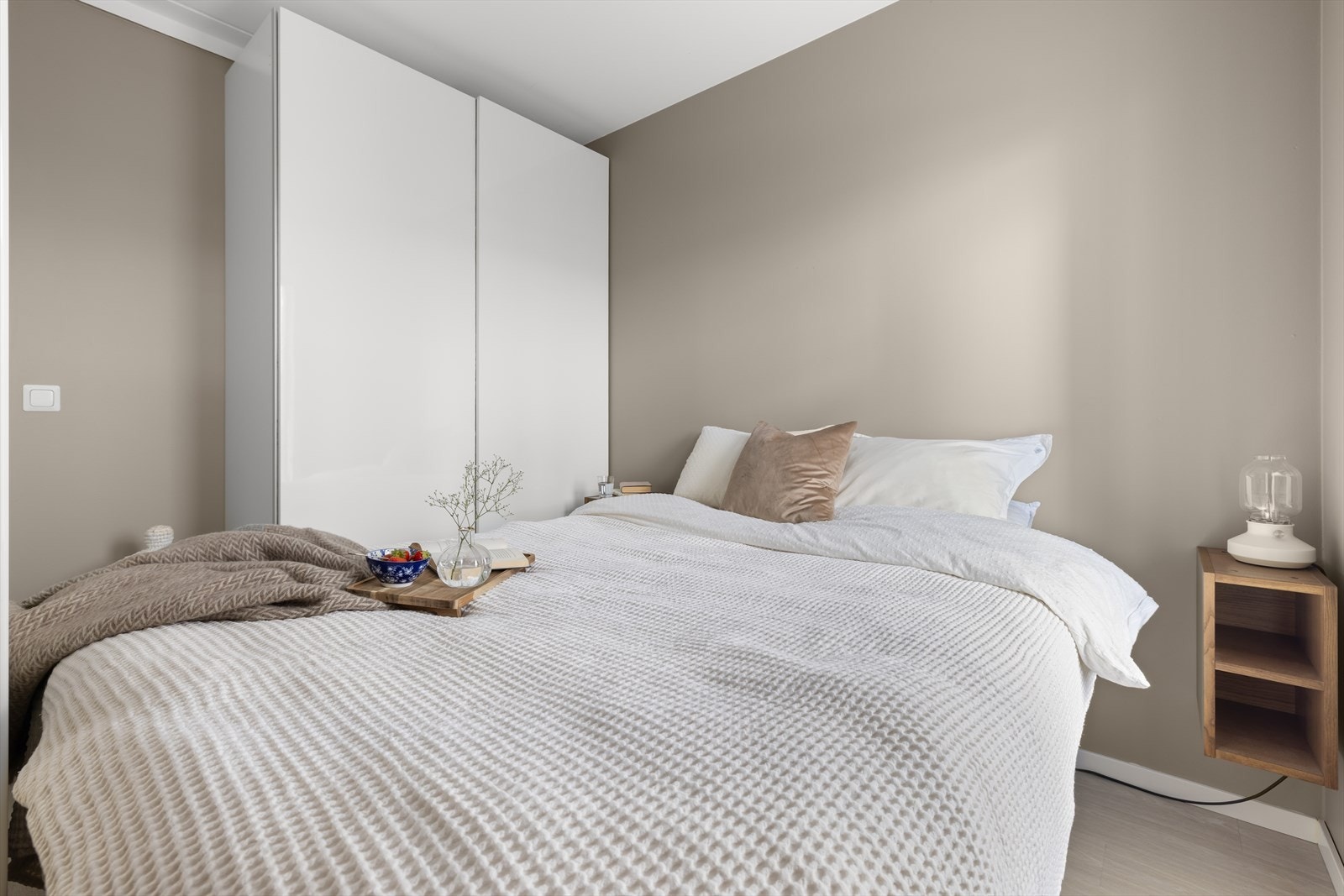 Rommet har også rikelig med oppbevaringsplass i en romslig skyvedørsgarderobe. Galleribilde