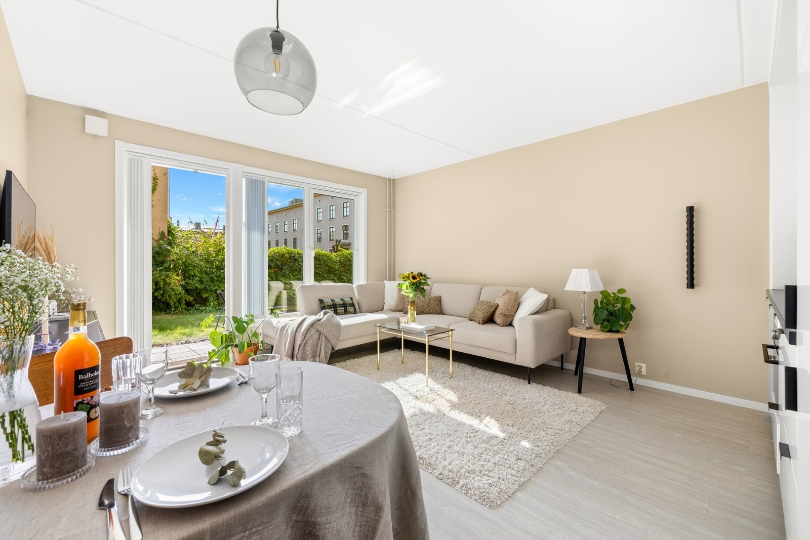 Leiligheten har nymalte overflater i delikate fargetoner og er oppgradert med nytt gulv fra 2021. Galleribilde