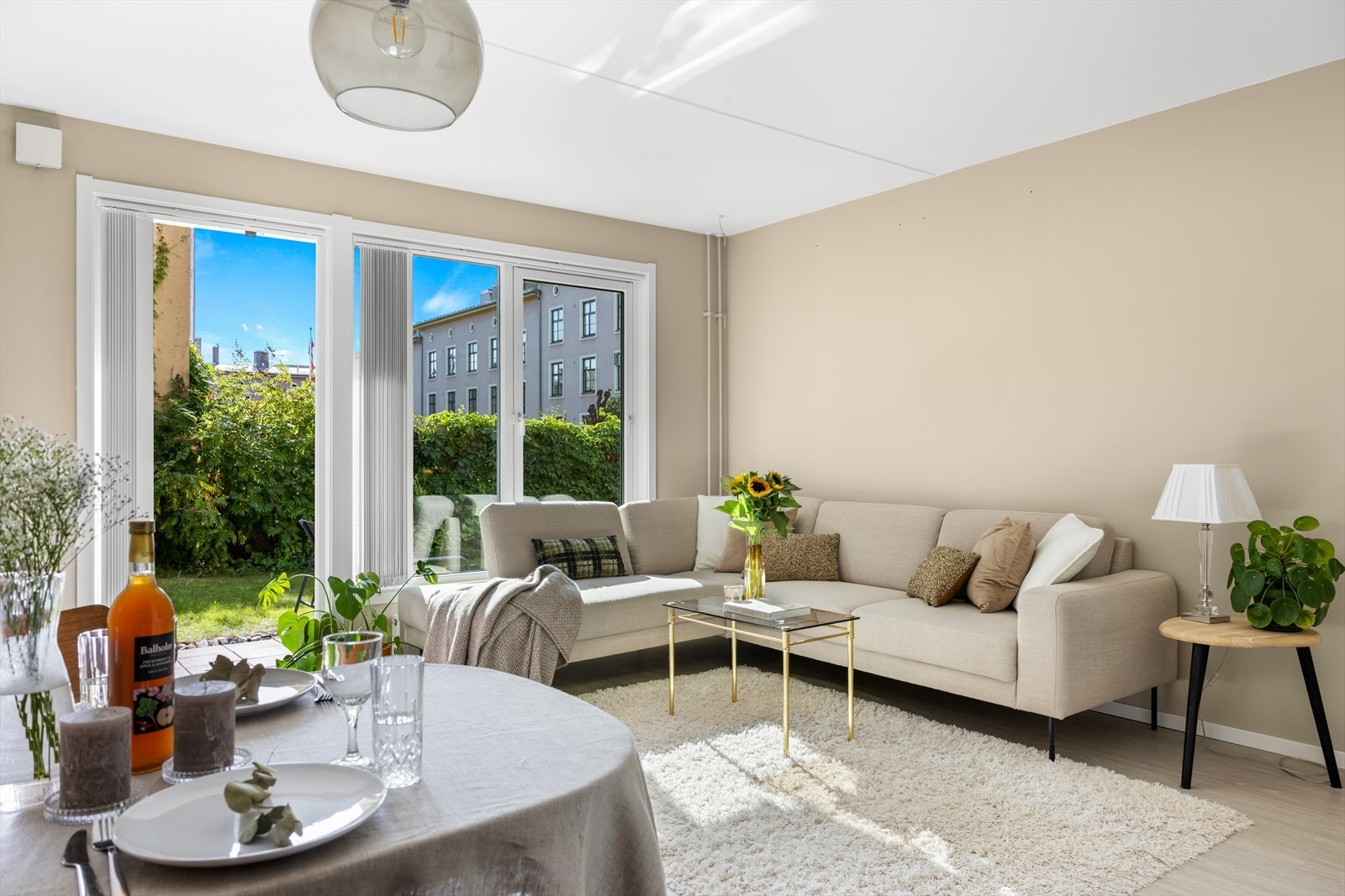 Velkommen til Nordlandsgata 11! Dette er en attraktiv og innbydende 2-roms selveierleilighet beliggende i byggets 1. etasje med egen markterrasse. Galleribilde