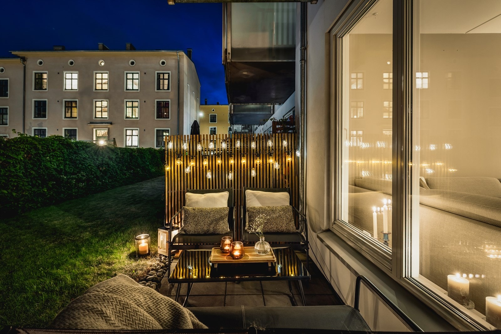 Lun og innbydende terrassekveld med god plass til både avslapning og sosiale sammenkomster. Galleribilde