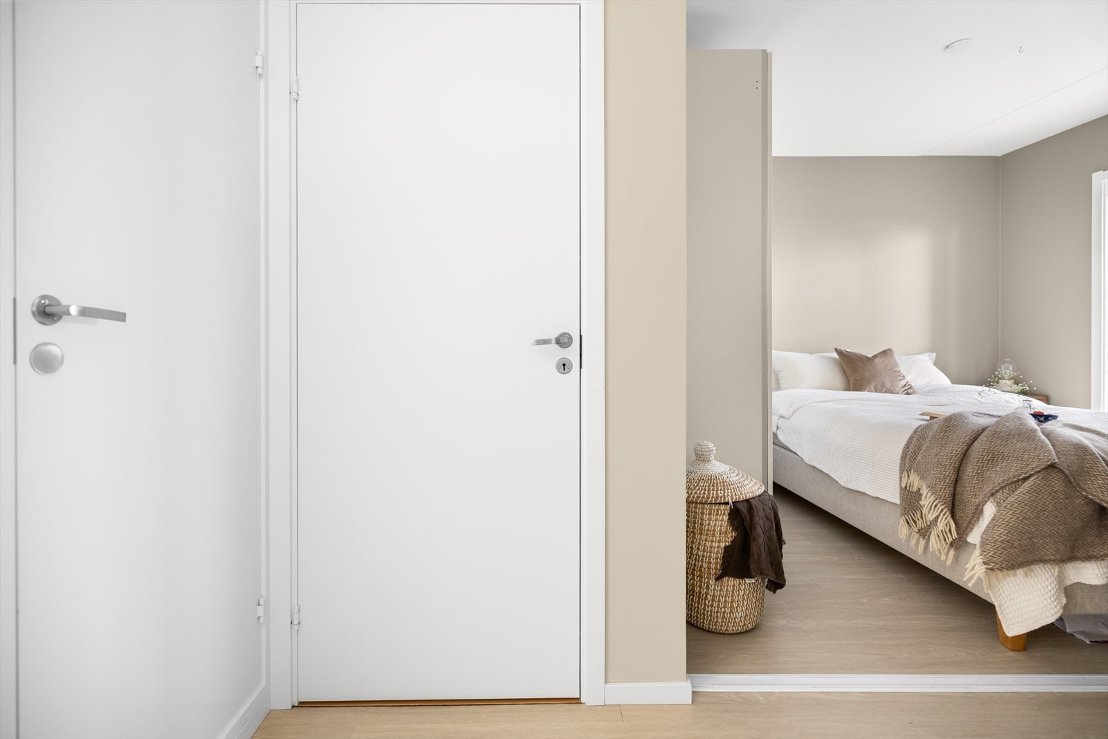 Videre er det adkomst til baderommet direkte fra gangen. Galleribilde