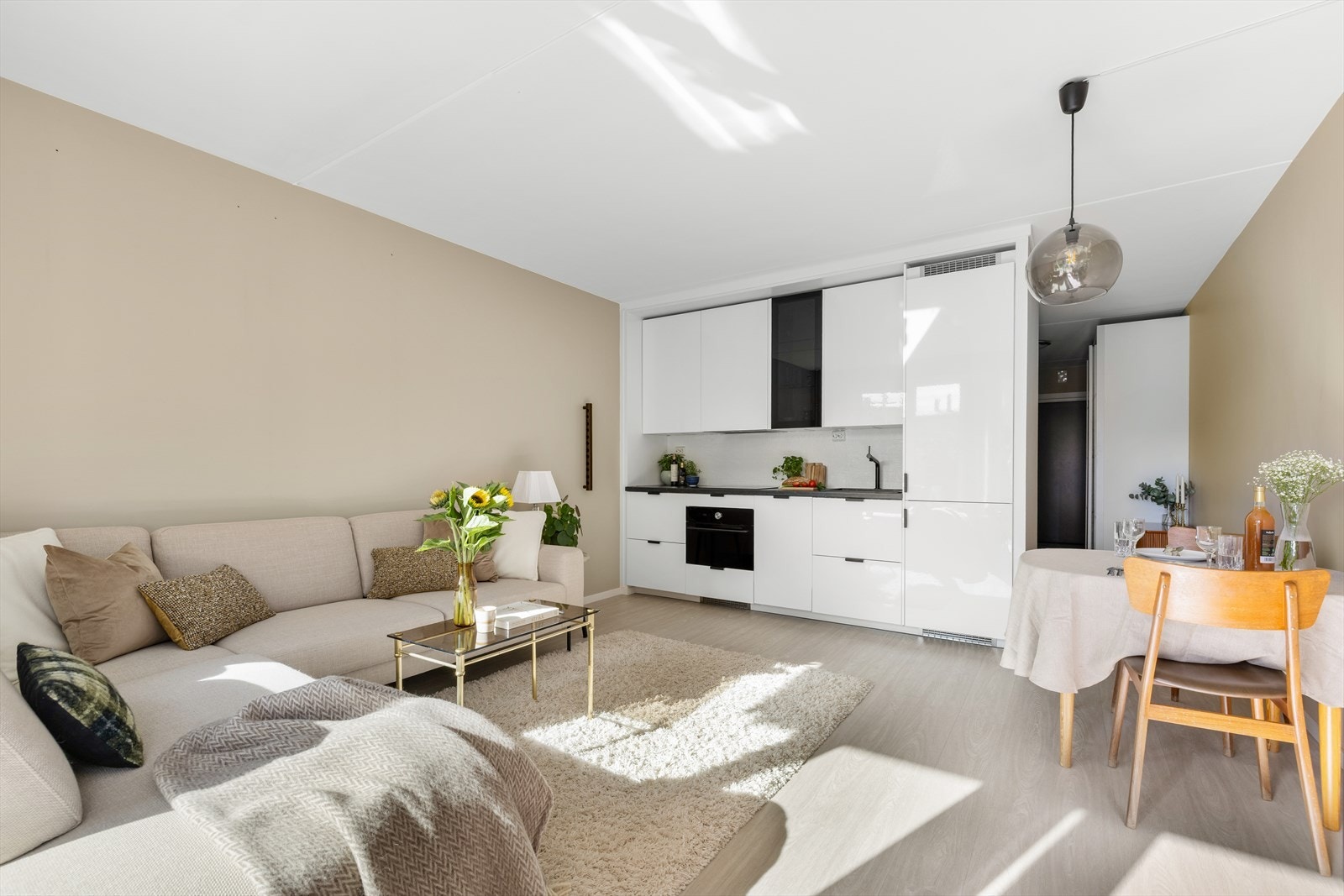 Kjøkkenet er utformet i en åpen løsning mot stuen, noe som gir en god romfølelse og en sosial sone i boligen. Galleribilde