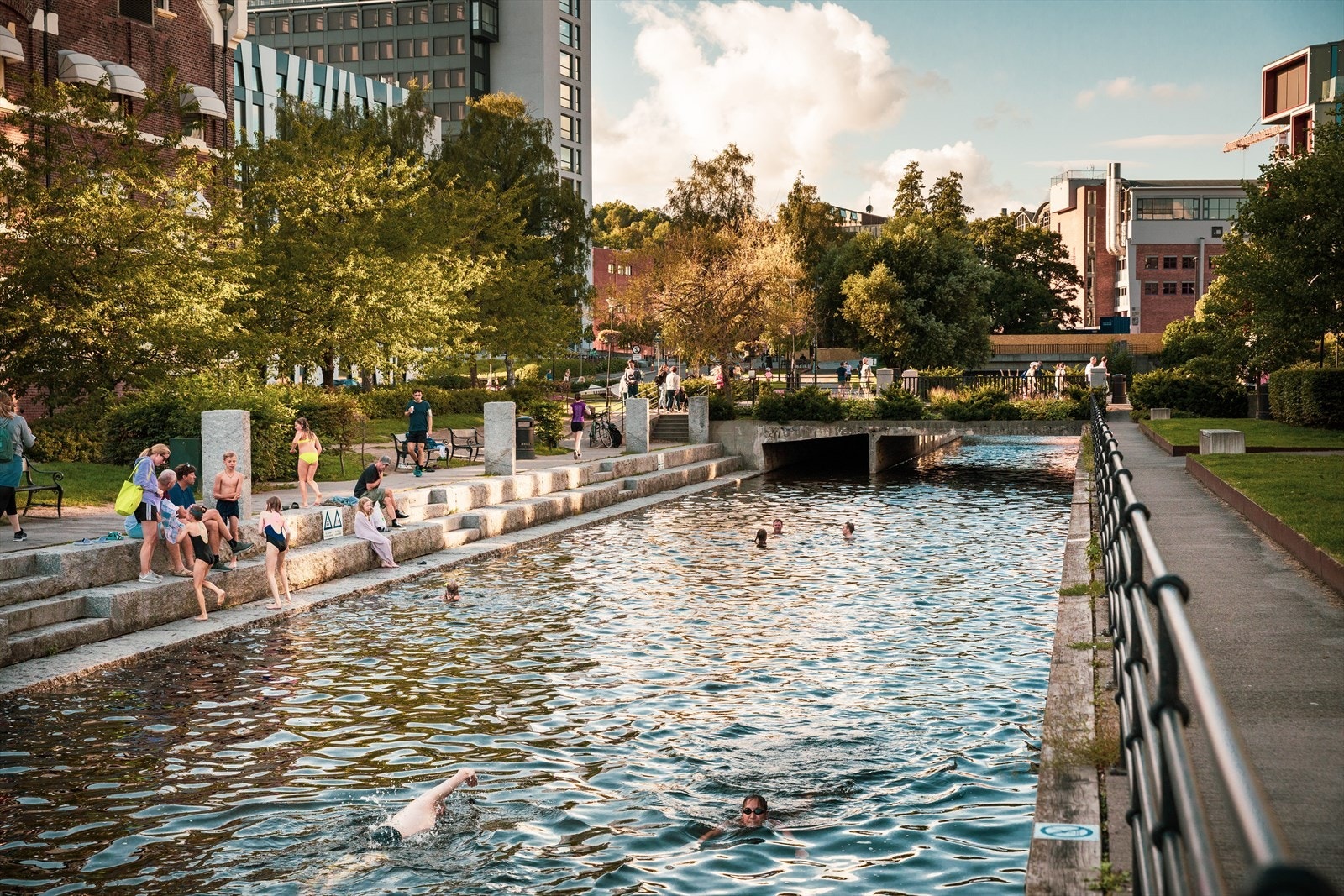Badeplassen i Nydalen, et populært sted for rekreasjon og hyggelige sommerdager. Galleribilde