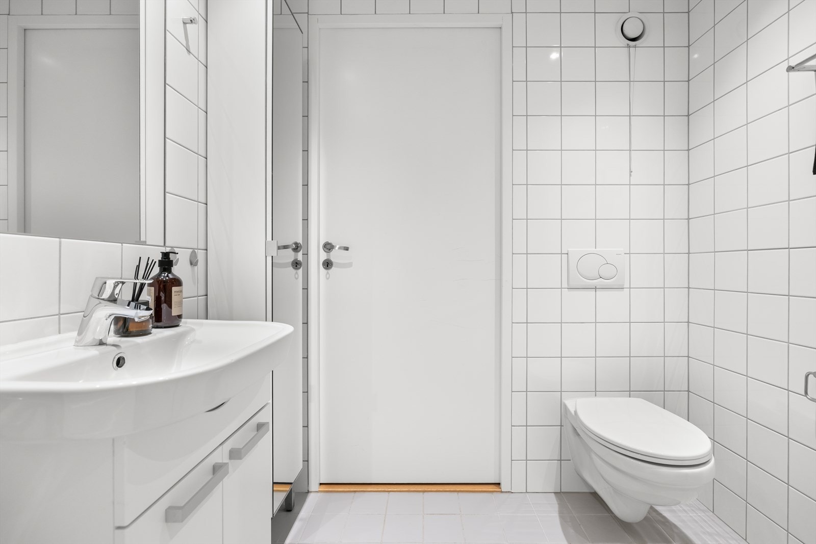 Det er opplegg for vaskemaskin samt mekanisk avtrekk. Galleribilde