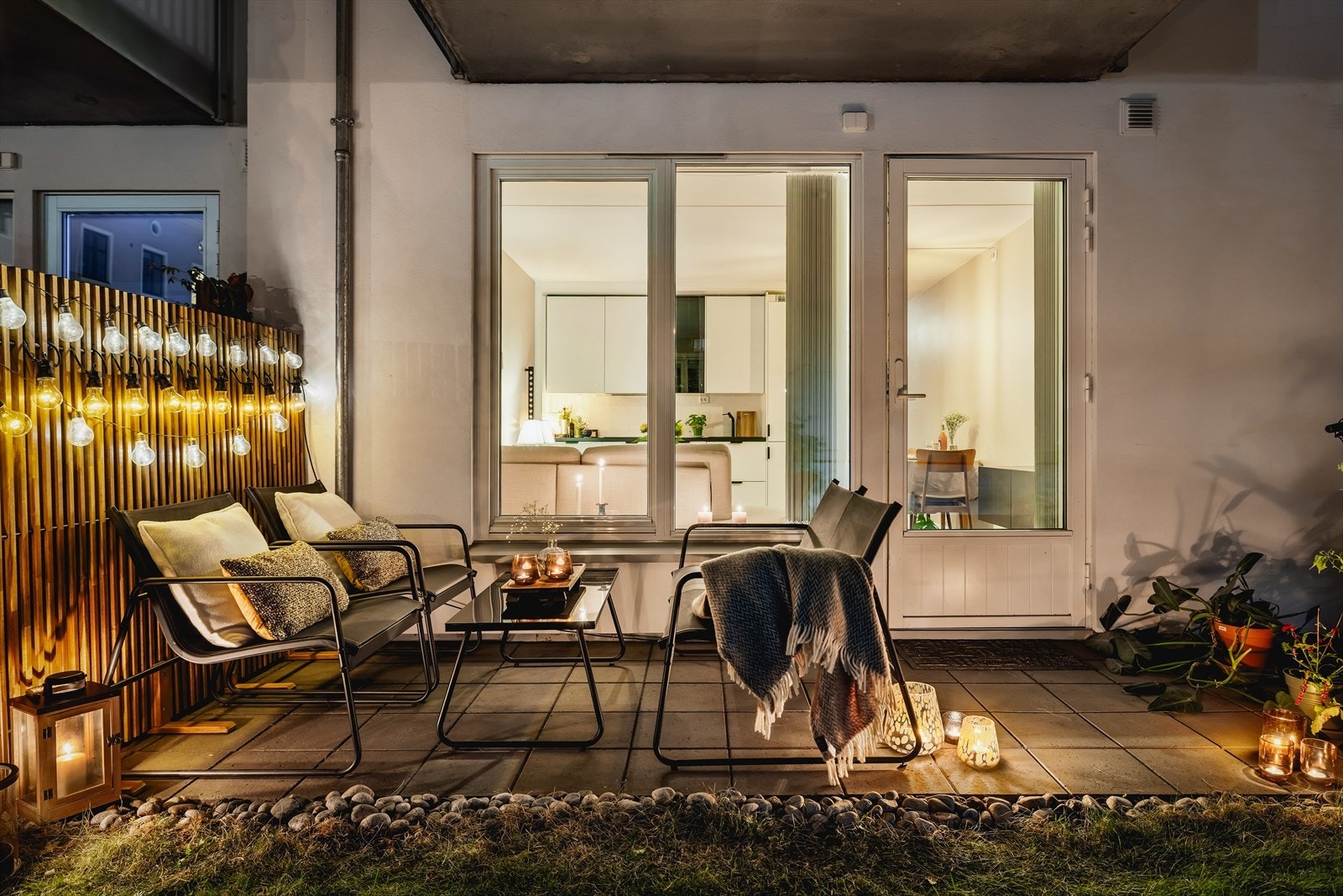 Hyggelig sørvestvendt markterrasse på ca. 6 m². Galleribilde