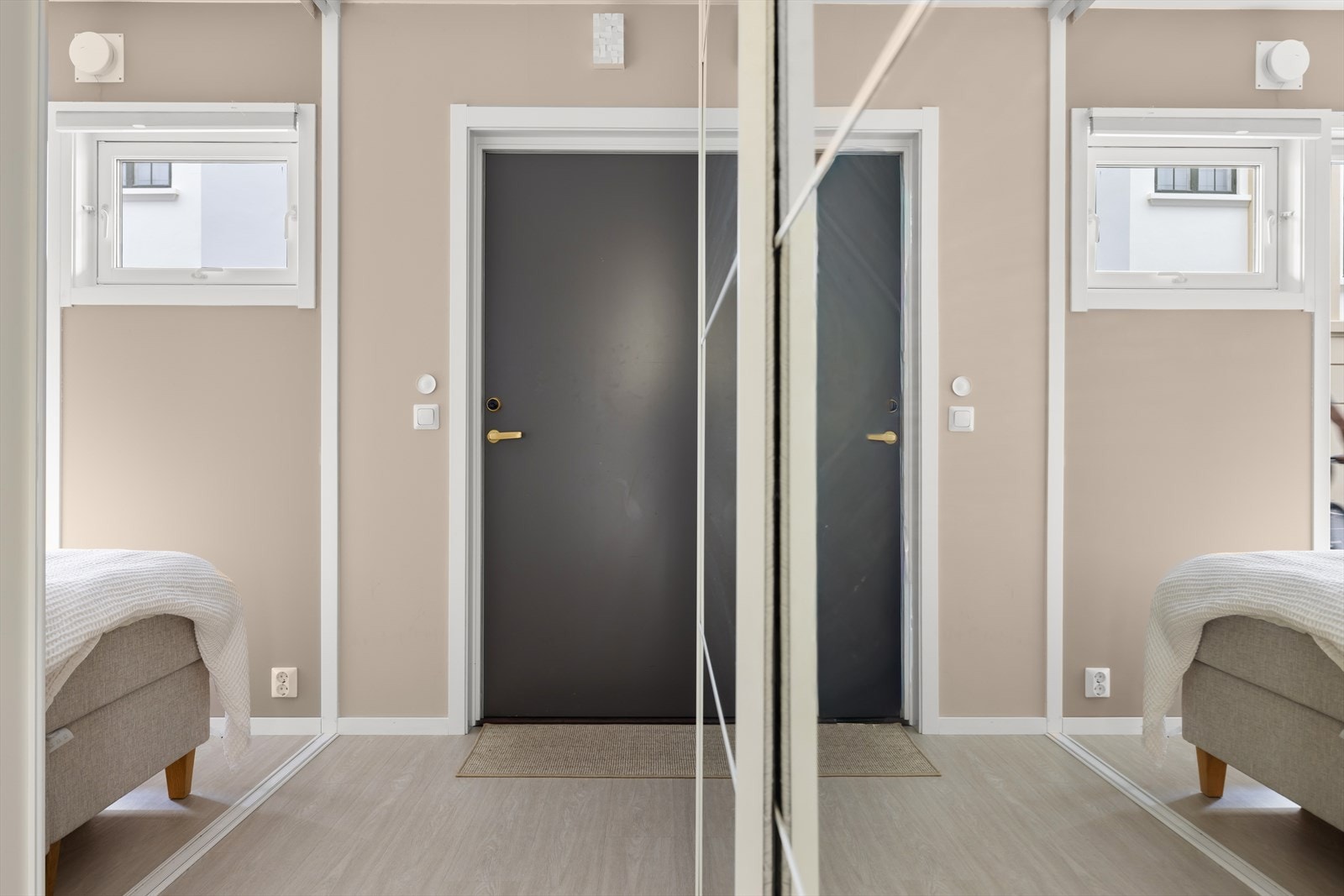 Det er god plass til oppbevaring av yttertøy i den romslige skyvedørsgarderoben. Galleribilde