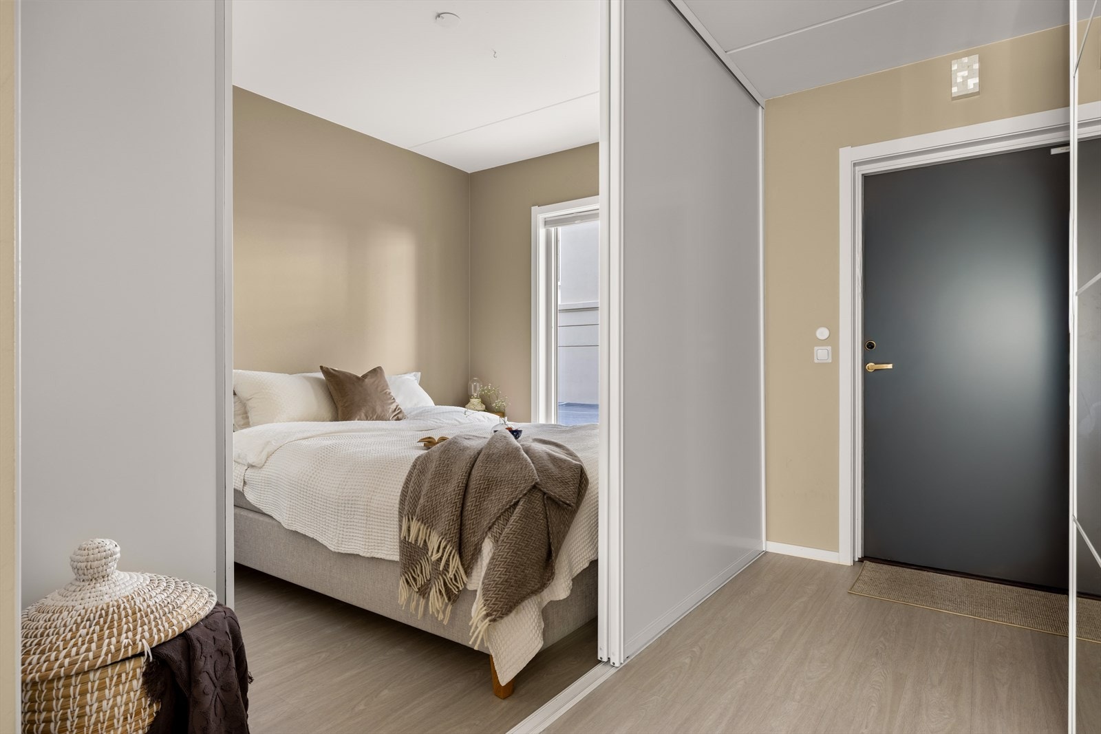 Fra gangen er det adkomst til soverommet gjennom store skyvedører, som både gir et stilrent uttrykk og en praktisk romutnyttelse. Galleribilde