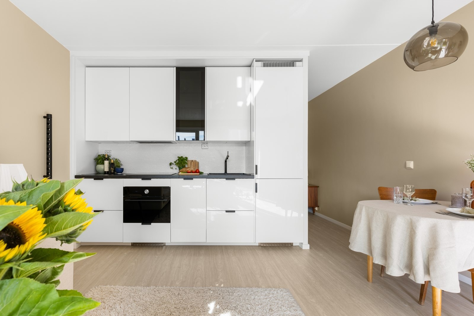 Stilrent kjøkken fra 2021 med god skap- og benkeplass. Galleribilde