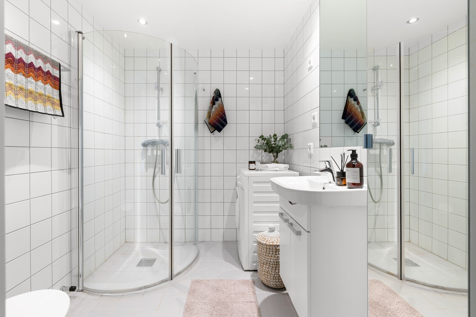 Pent og romslig, flislagt baderom med elektrisk gulvvarme og downlights i himlingen. Galleribilde