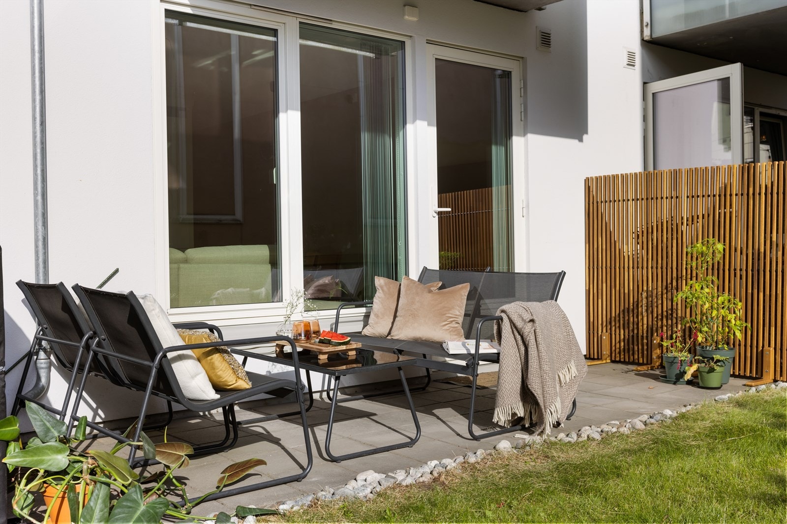 På markterrassen er det enkelt å innrede med balkongmøbler, planter og grill. Galleribilde