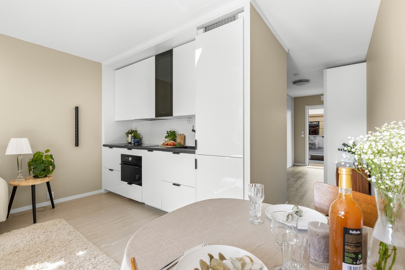 Kjøkkenet er fullt integrert med platetopp, stekeovn, oppvaskmaskin og kjøl-/fryseskap, samt ventilator over kokeplassen. Galleribilde