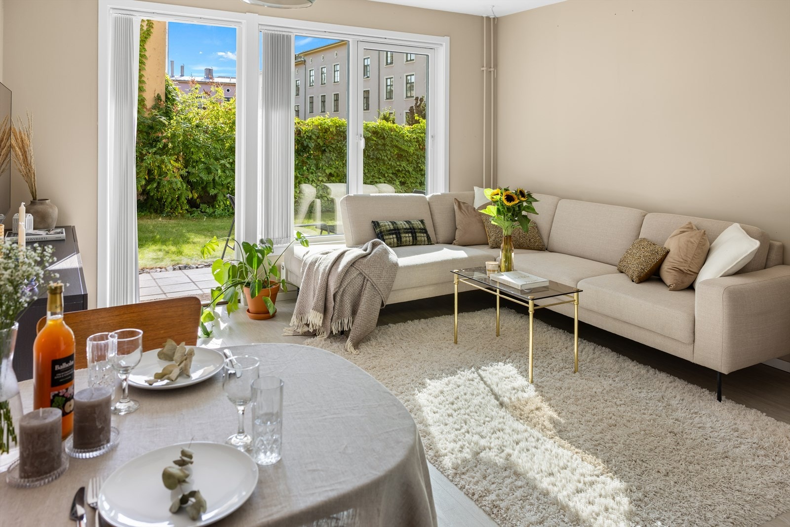 Den gjennomtenkte planløsningen gir fleksible møbleringsmuligheter med god plass til sofagruppe, TV-løsning og spisebord med tilhørende stoler. Galleribilde