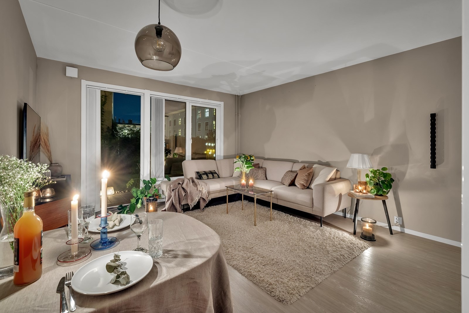 Stuen får en lun og innbydende atmosfære når kveldslyset senker seg. Galleribilde