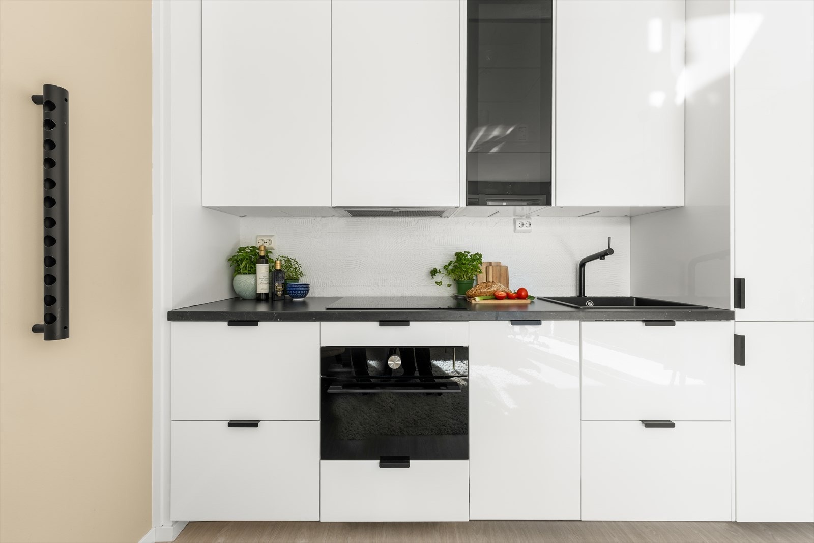 Innredningen har glatte fronter og laminert benkeplate med nedfelt vaskekum. Galleribilde