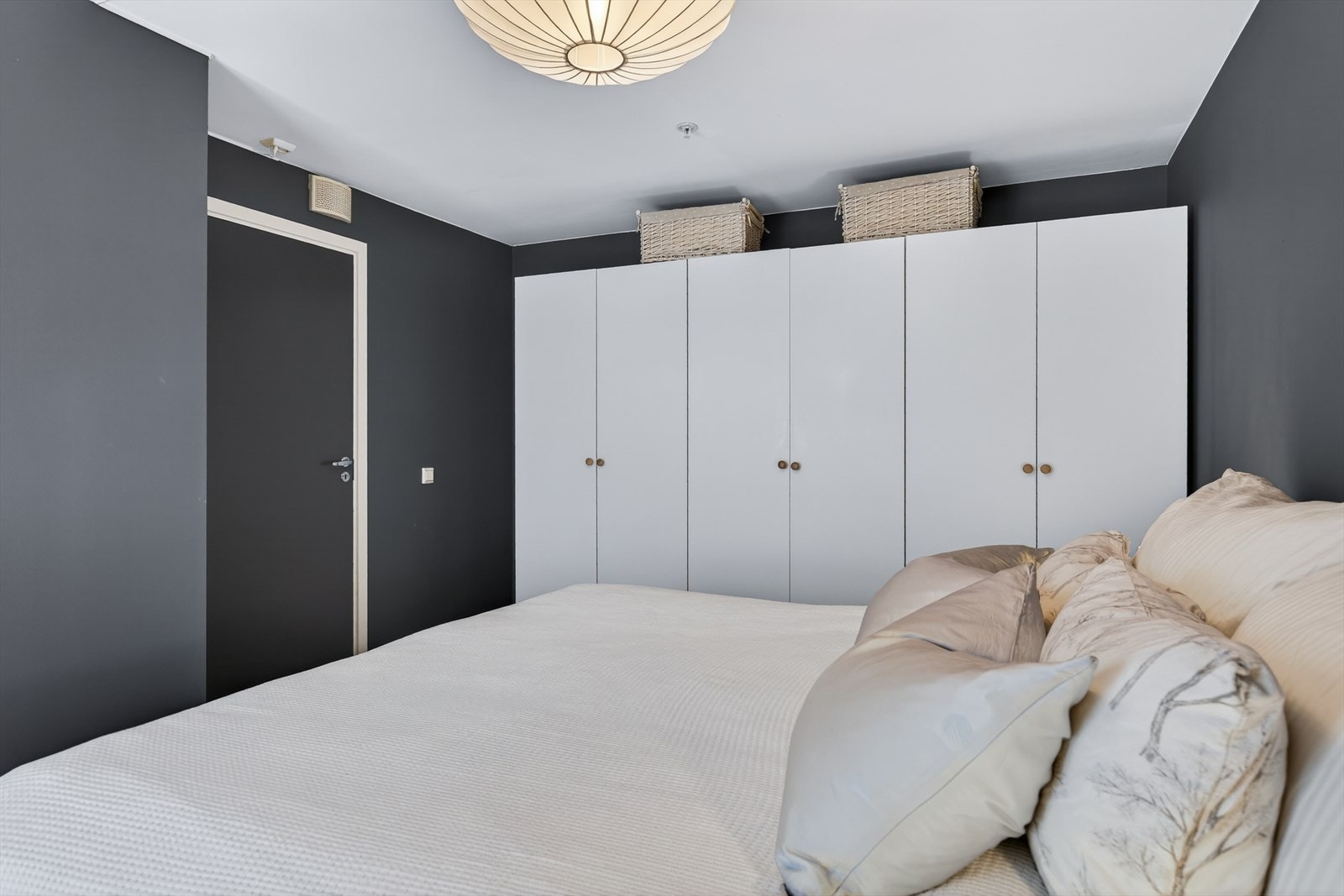 Her har du god plass til et stort garderobeskap samt et skrivebord Galleribilde