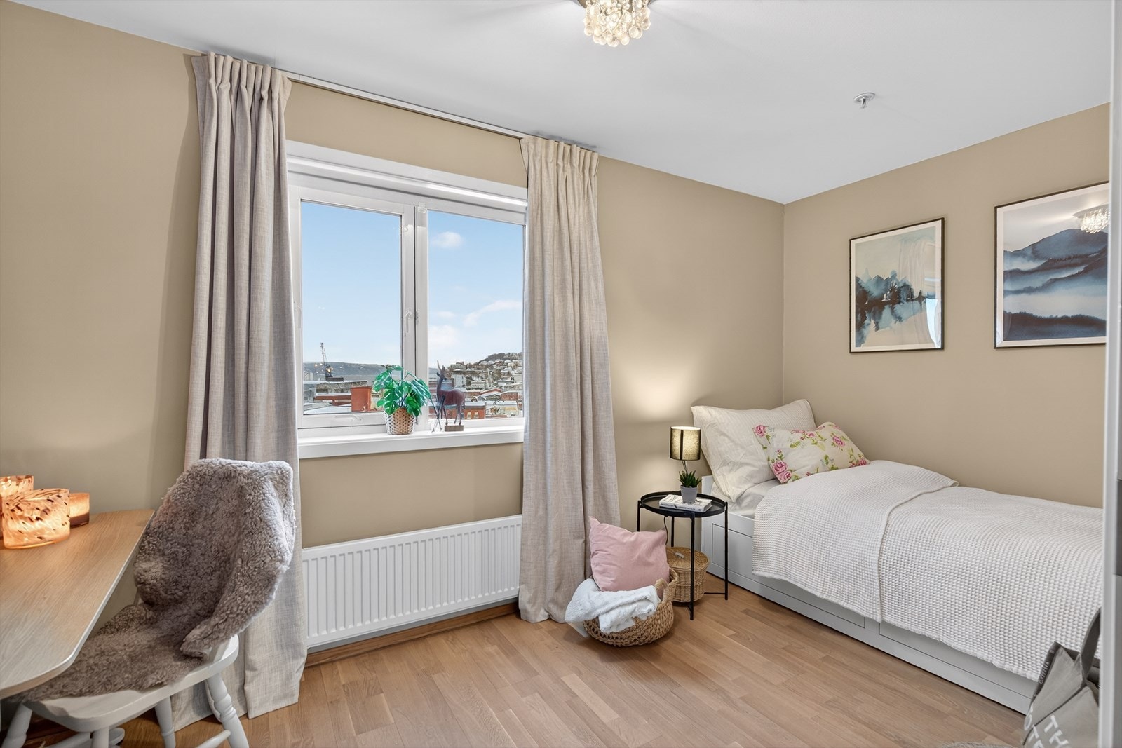 Boligens andre soverom måler 9,5 kvm og tilbyr svært gode møbleringsmuligheter, med plass til både garderobe og skrivebord Galleribilde