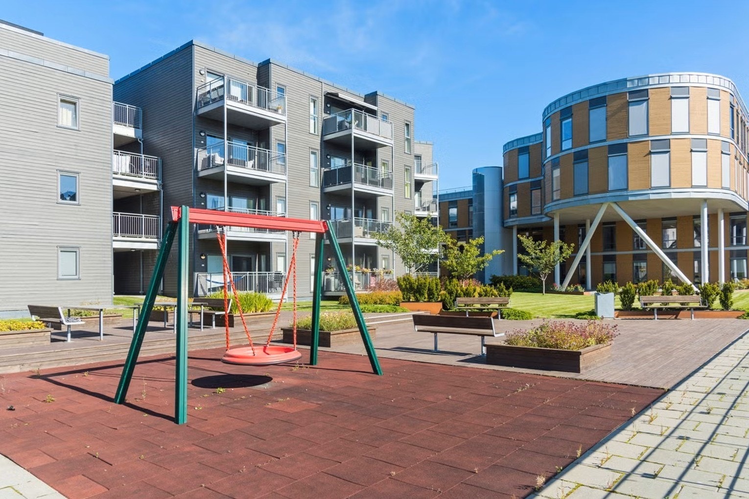 Pent opparbeidet felles takhage med gode solforhold - et perfekt sted for avslapning og sosiale sammenkomster Galleribilde