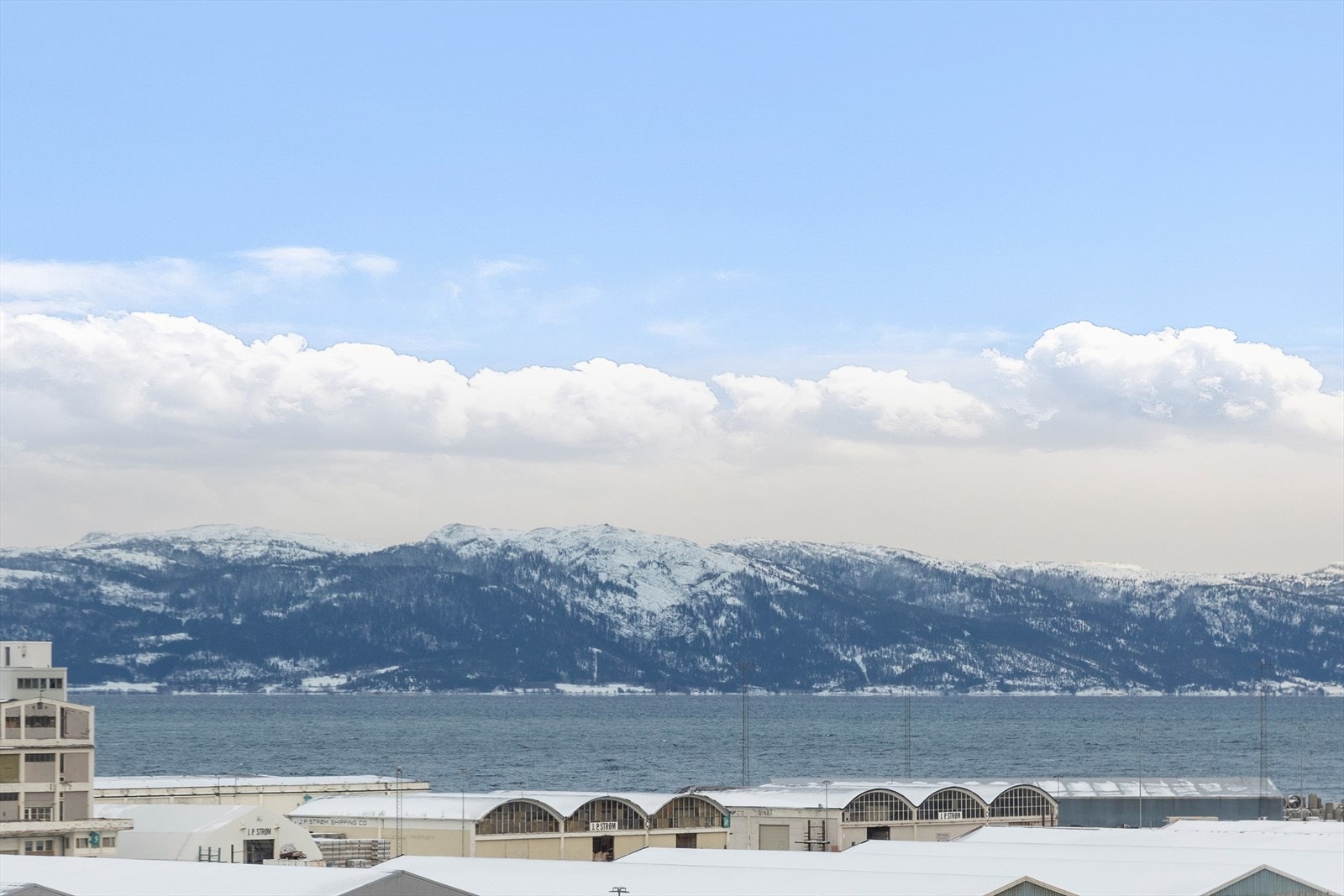 Fin utsikt mot Fosenalpene fra begge soverommene Galleribilde