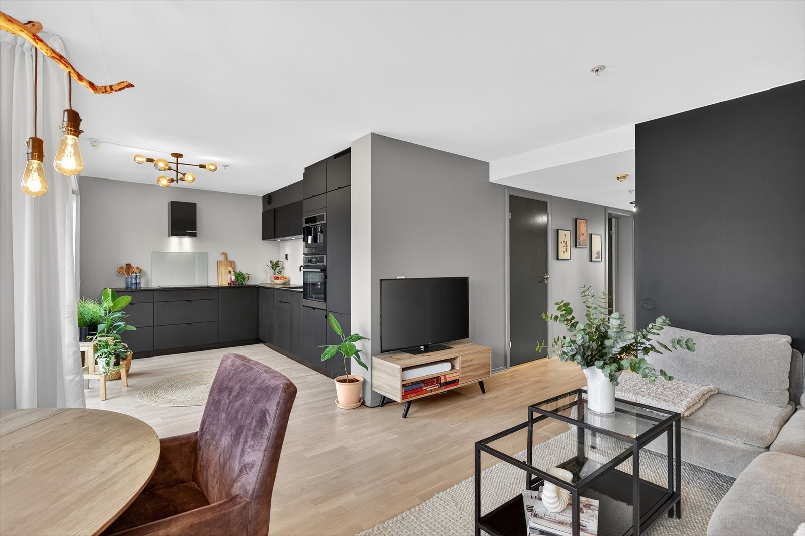 Moderne, åpen planløsning med stue og kjøkken på hele 26,5 kvm, som gir en luftig og fleksibel romfølelse Galleribilde