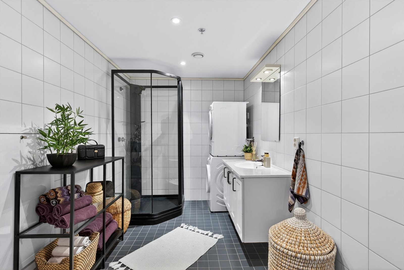 Stilrent og romslig bad på 7 kvm med flislagte overflater, gulvvarme og plass/opplegg for vaskemaskin og tørketrommel Galleribilde