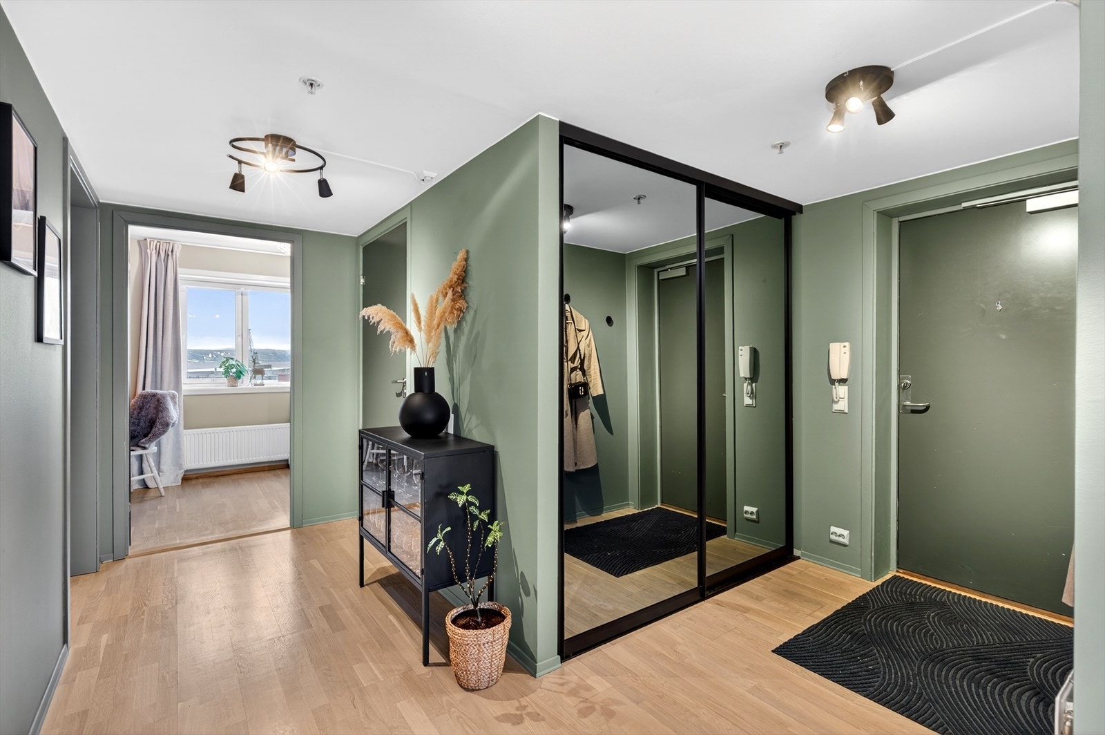 Praktisk entré med skyvedørsgarderobe. Leiligheten har også en innvendig bod på 3kvm og en kjellerbod på 5kvm Galleribilde