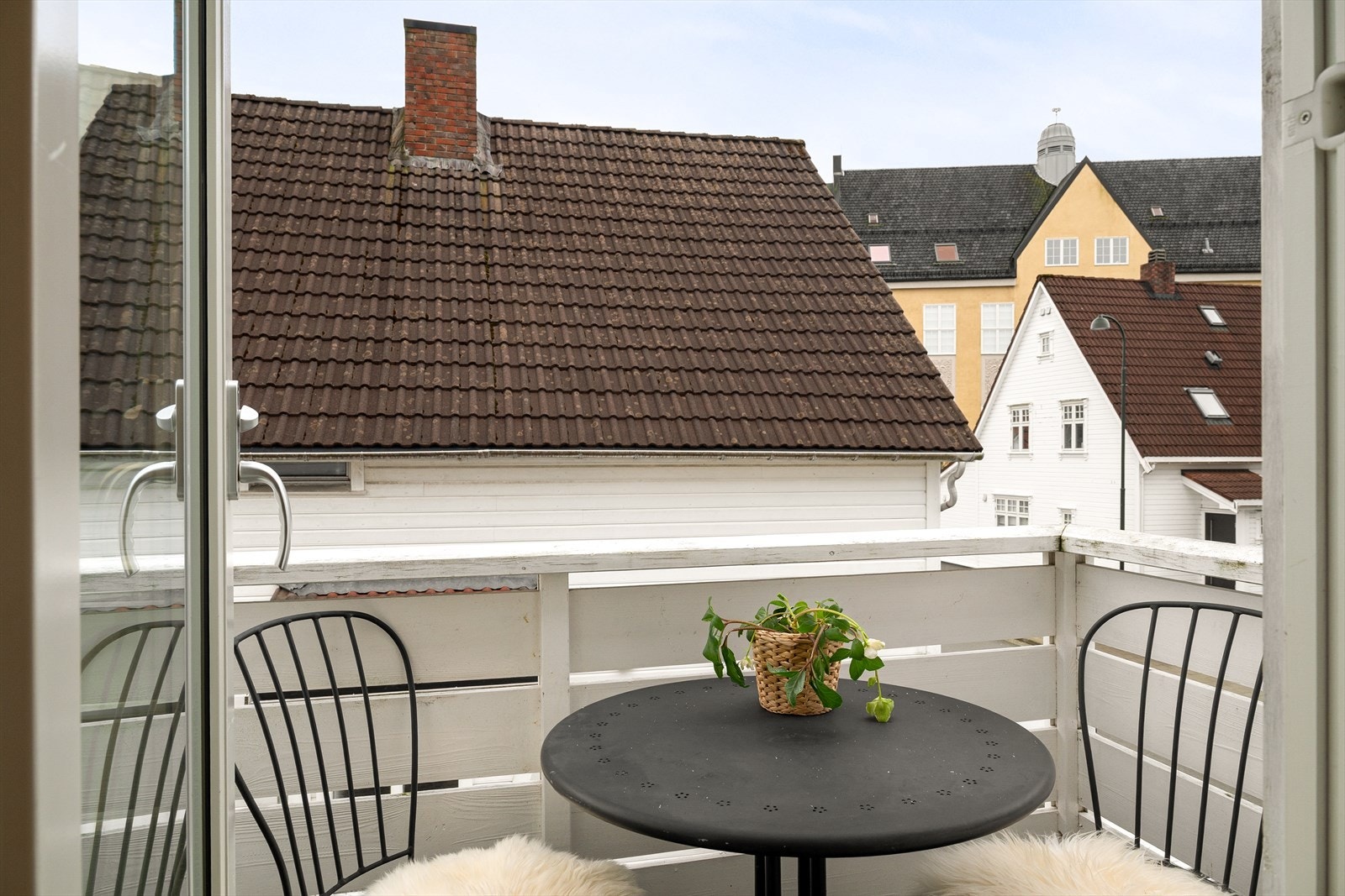 Fra stuen er det utgang til herlig sør/sørøstvendt balkong på ca. 3 m² hvor man har plass til kafésett. Galleribilde