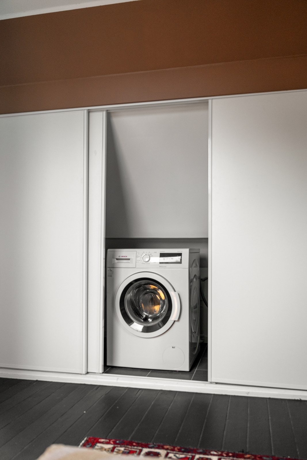 Her finner man også vaskeromsnisje med opplegg for vaskemaskin. Galleribilde