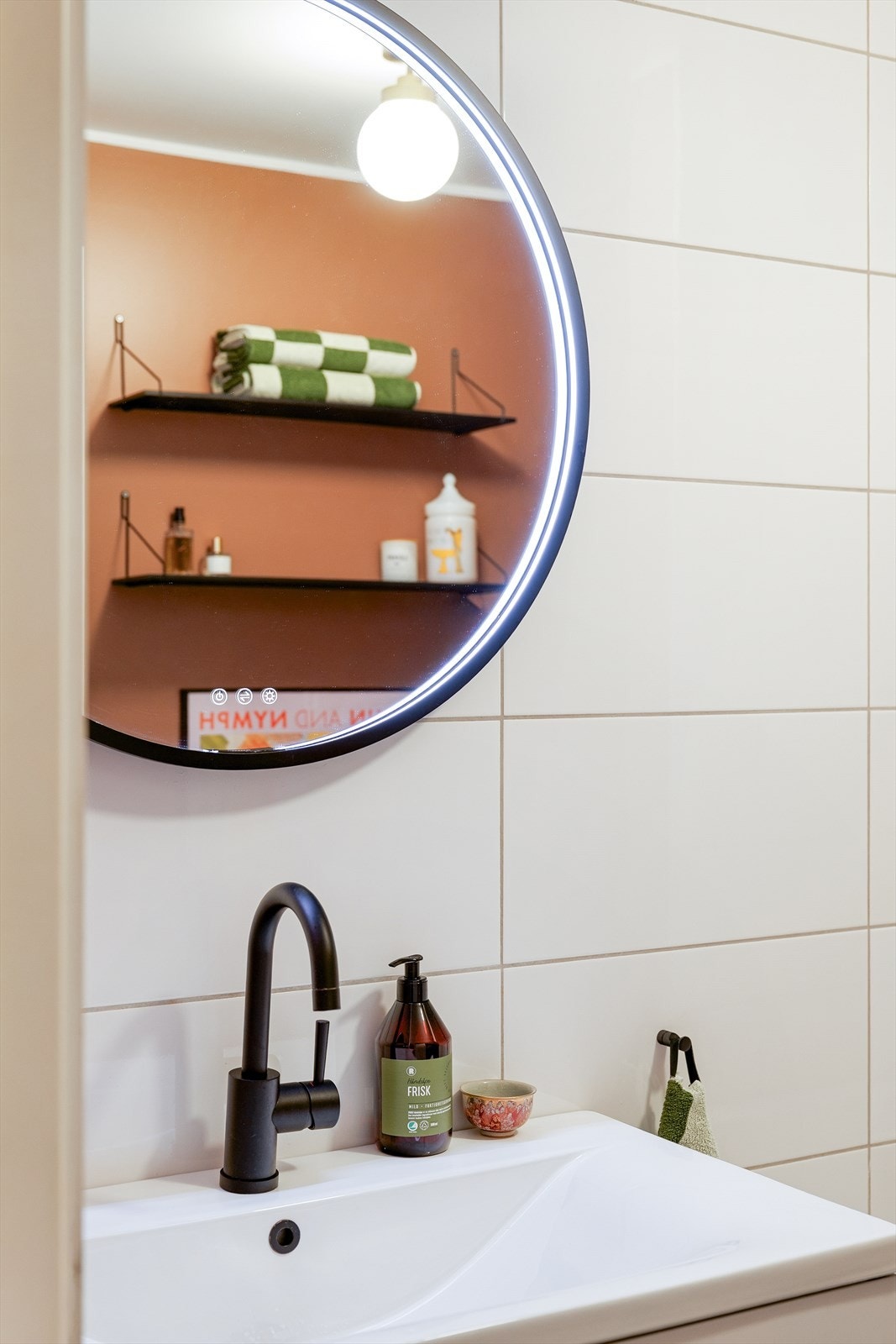 Speilet er Dansani Moon og har justerbar lysstyrke/fargetone. Begge blandebatteri på bad er fra Tapwell. Galleribilde