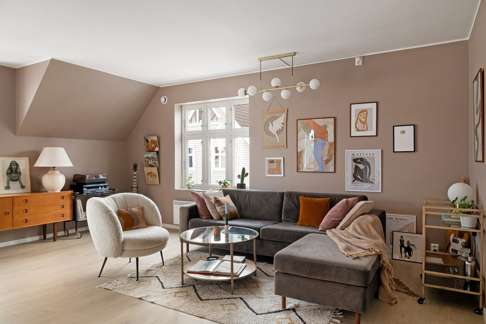 Stuen byr på gode vindusflater som sørger for mye naturlig lys i leiligheten. Samtidig er det svært lite innsyn i leiligheten. Galleribilde