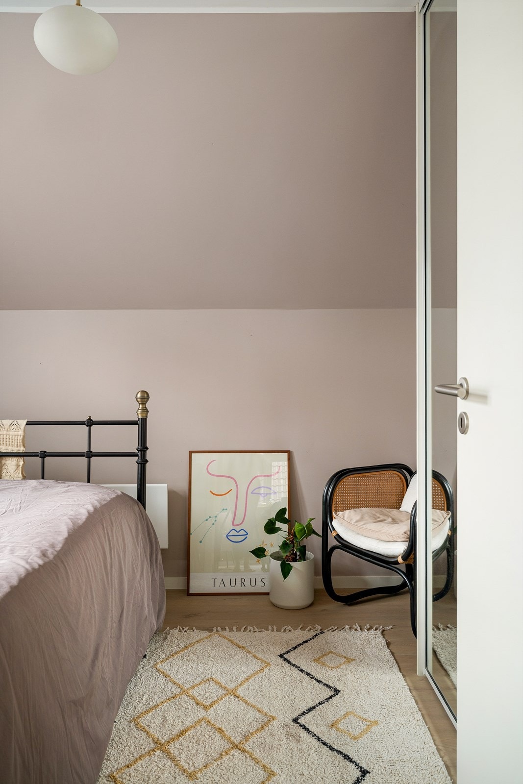 Hovedsoverommet har skyvedørsgarderobe. Galleribilde