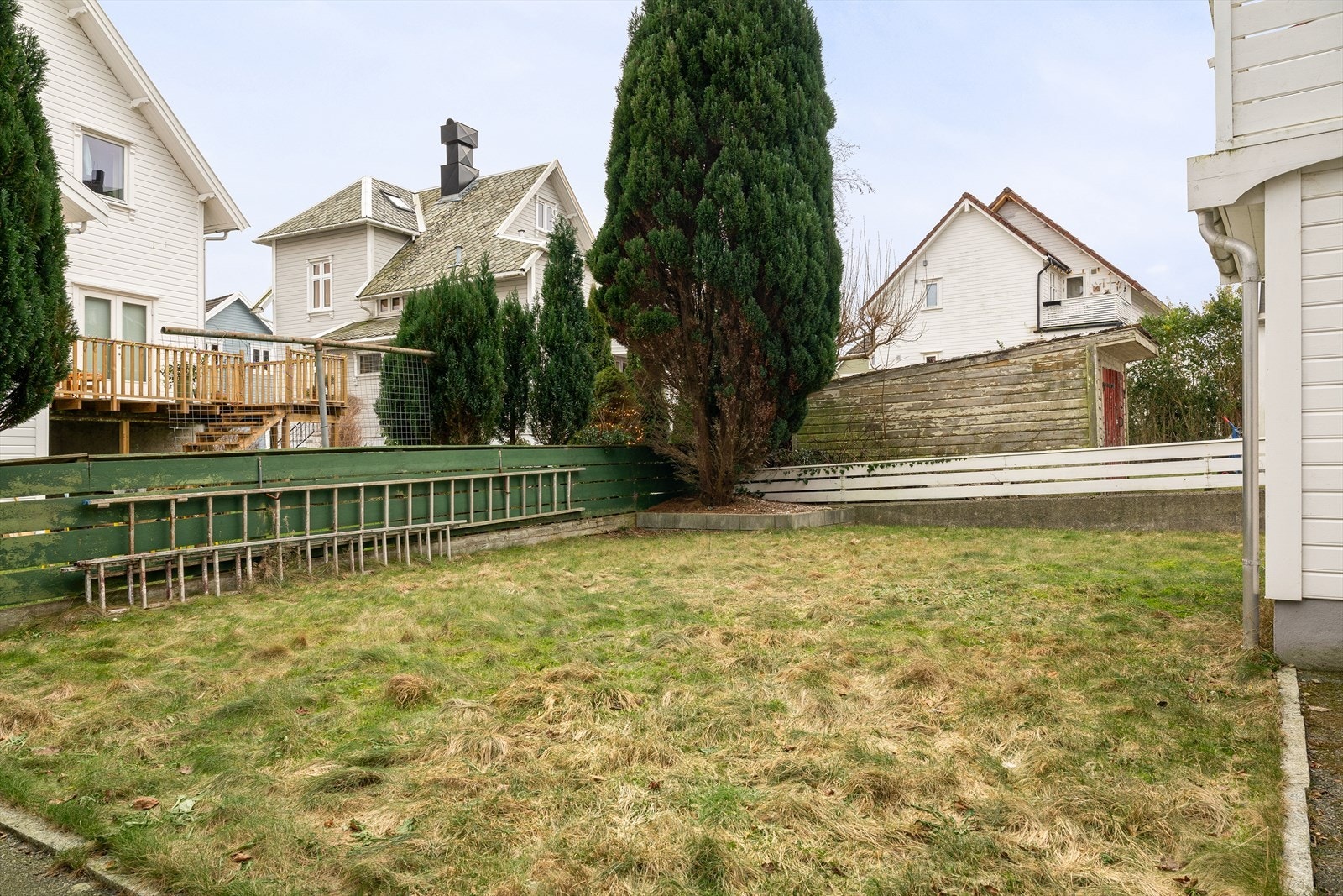 Her er det gressplen og god plass til hyggelige sammenkomster med familie og venner. Galleribilde