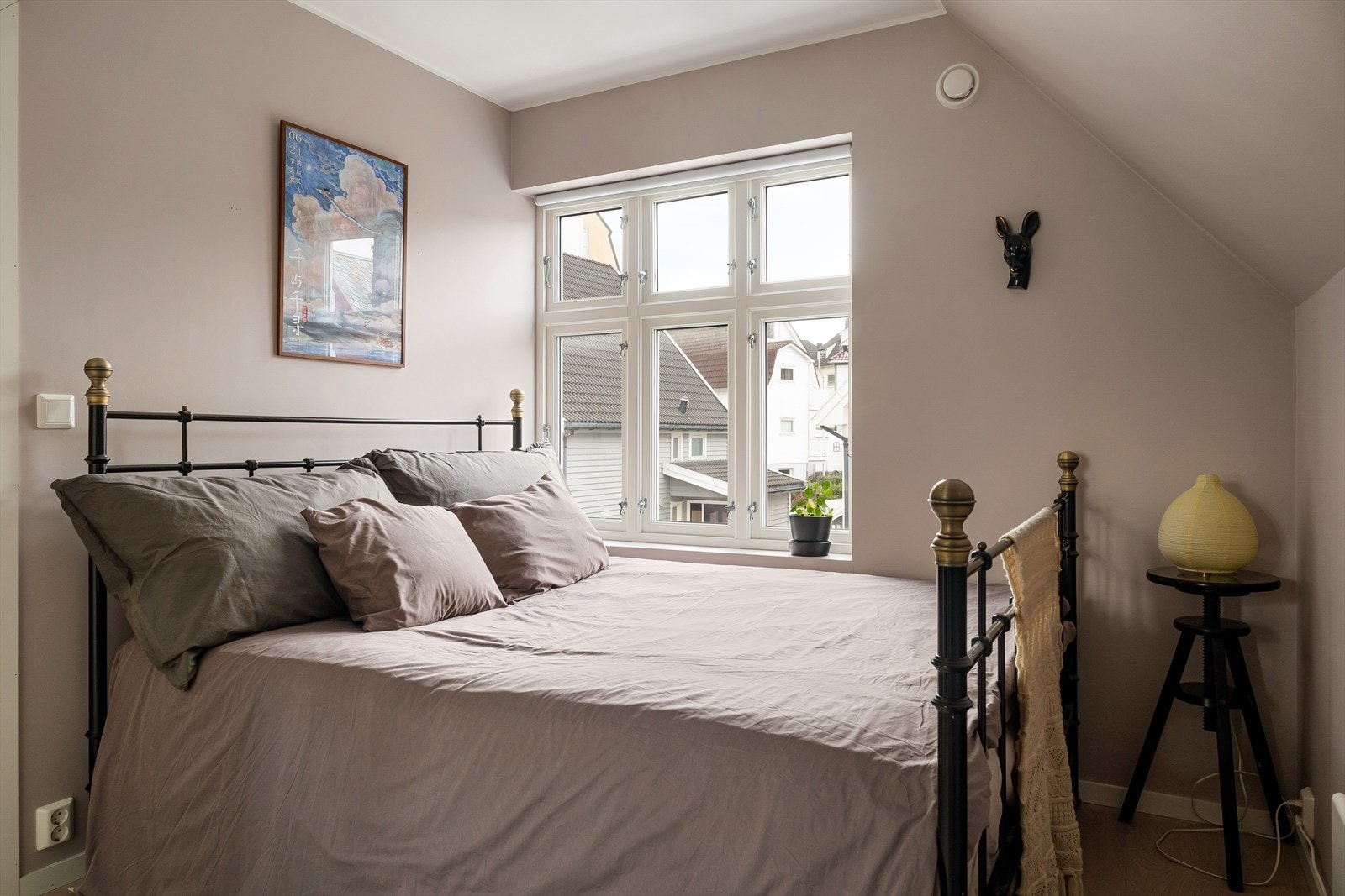 I hovedetasjen er det romslig soverom med plass til seng og nattbord. Galleribilde