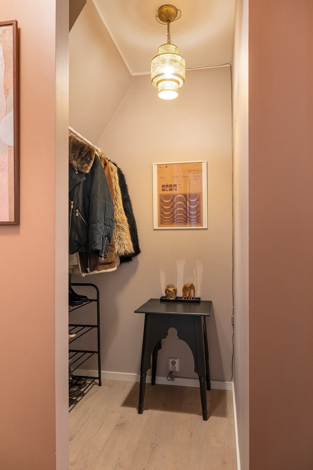 Praktisk garderobe i entréen. Galleribilde