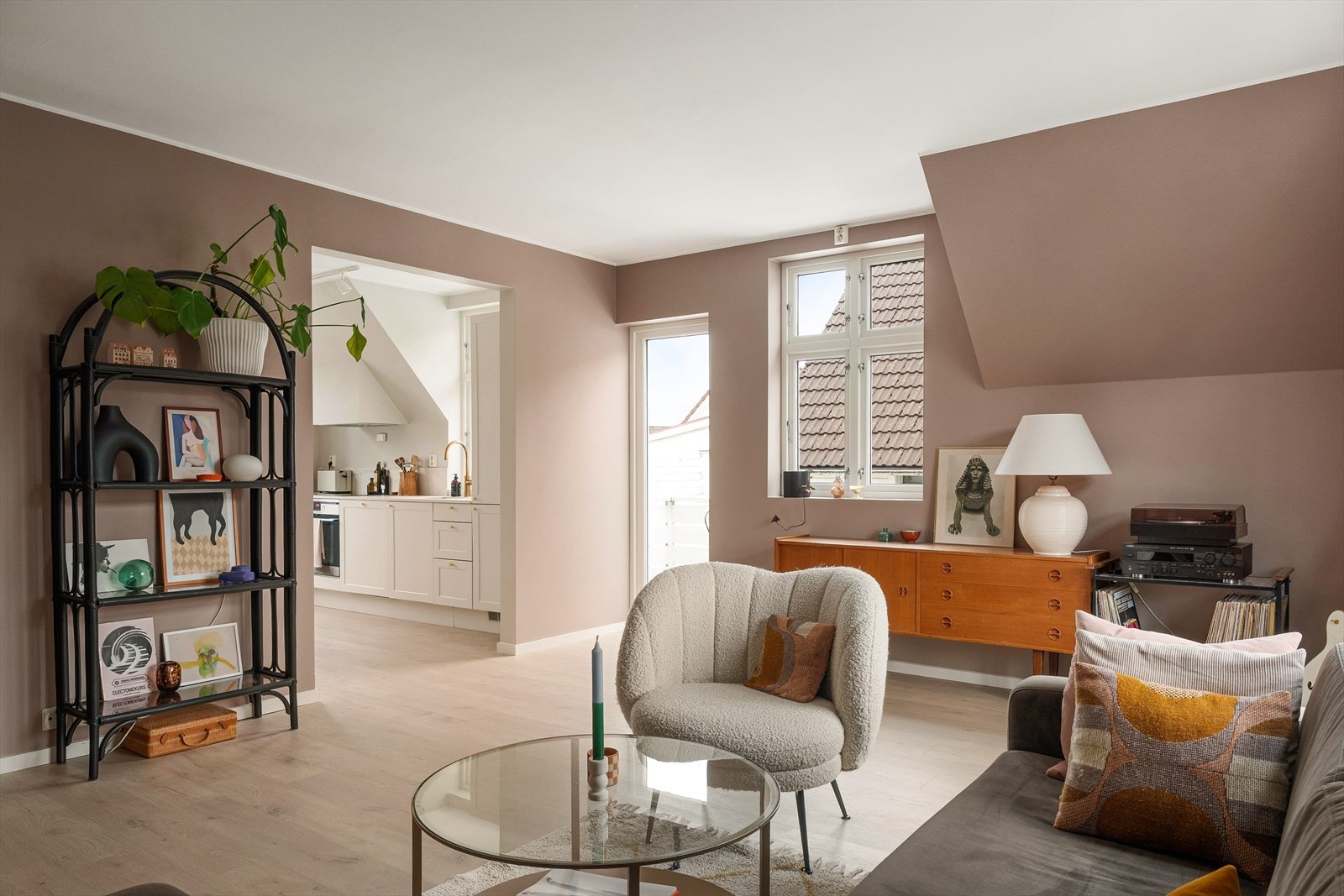 Gulvet er Coretec Naturals , og er 100% vanntett og har livstidsgaranti. Gulvet ble lagt nytt i 2021. Galleribilde