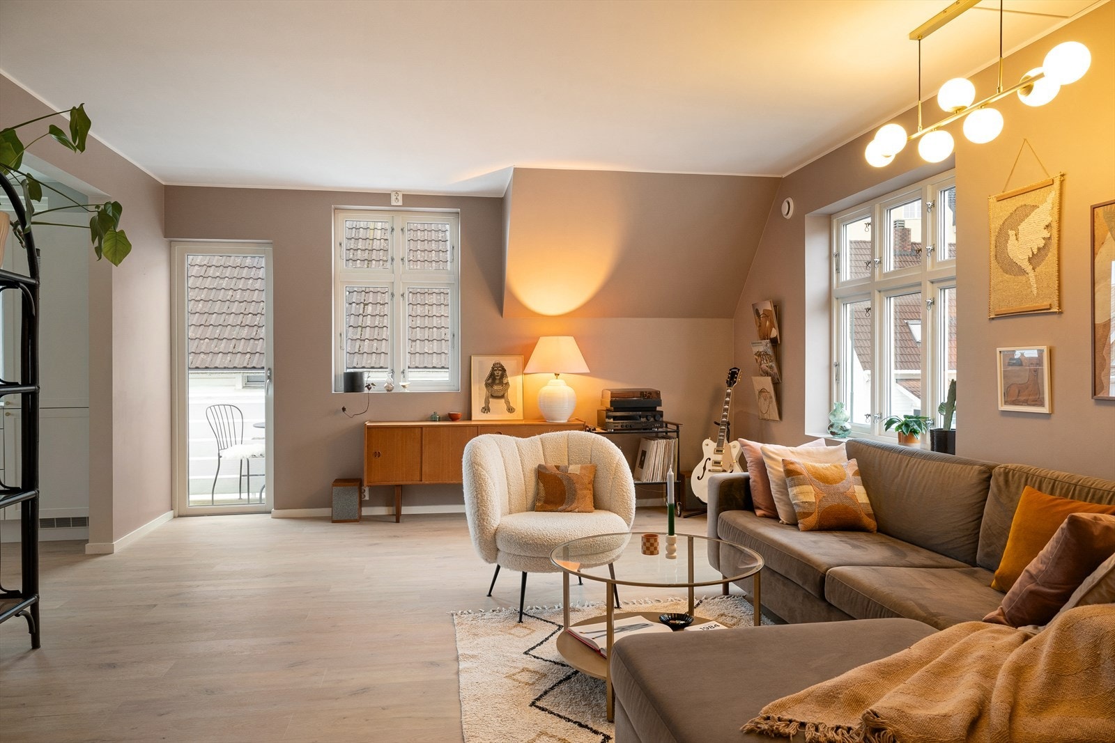 Det er slette vegger, og listfri overgang til vinder og tak. Vinduene er fra 2015. Galleribilde