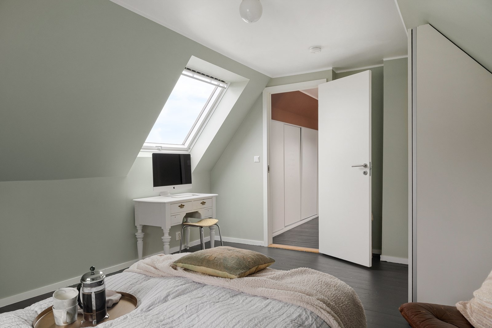 Rommet har et plassbygget garderobeskap. Galleribilde