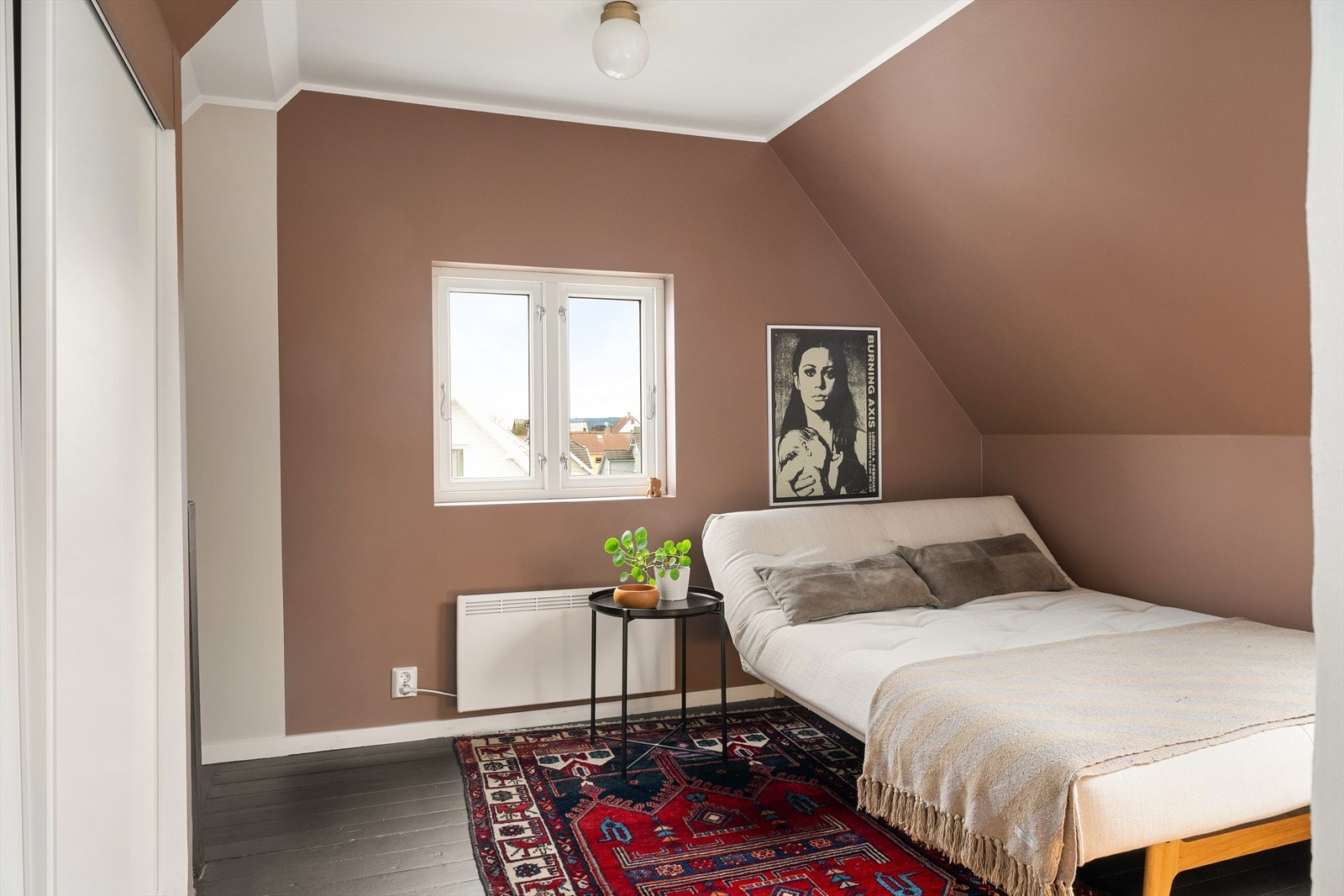 Opp på loftet finner man loftstue og et soverom. Galleribilde