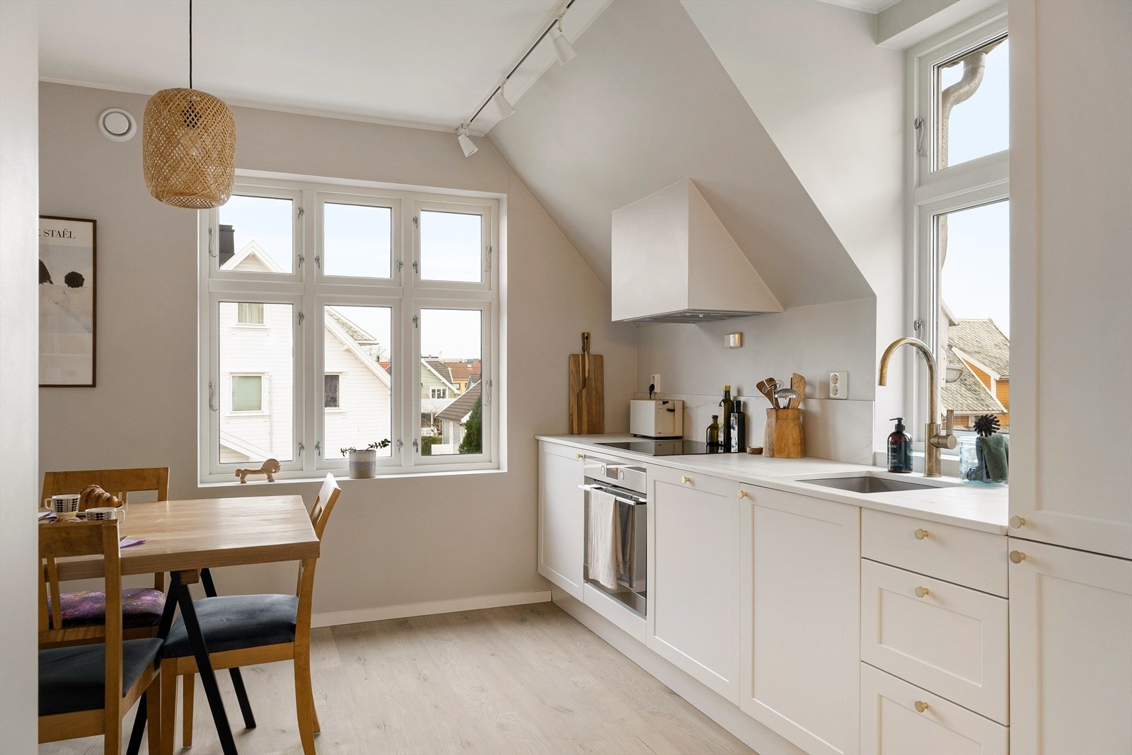 Lekker kjøkkeninnredning fra HTH (2015). Oppgradert i 2021 med nye fronter, flott messing blandebatteri fra Tapwell og vask fra Blanco i lys granitt. Benkeplaten av Dekton er ikke bare pen, men også meget slitesterk. Galleribilde