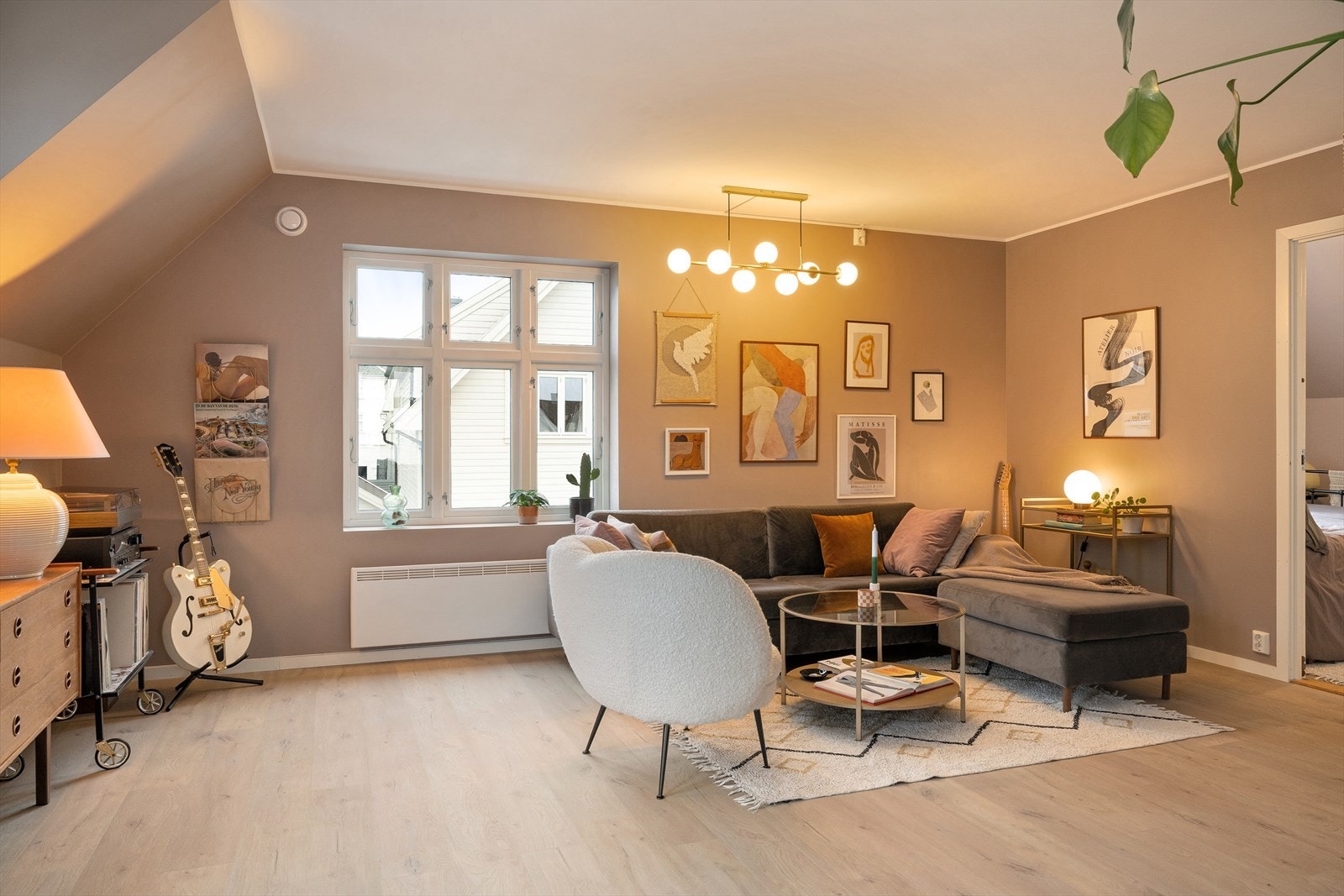 Her er veggene malt i harmonisk og lun farge som umiddelbart gir leiligheten en god følelse. Galleribilde