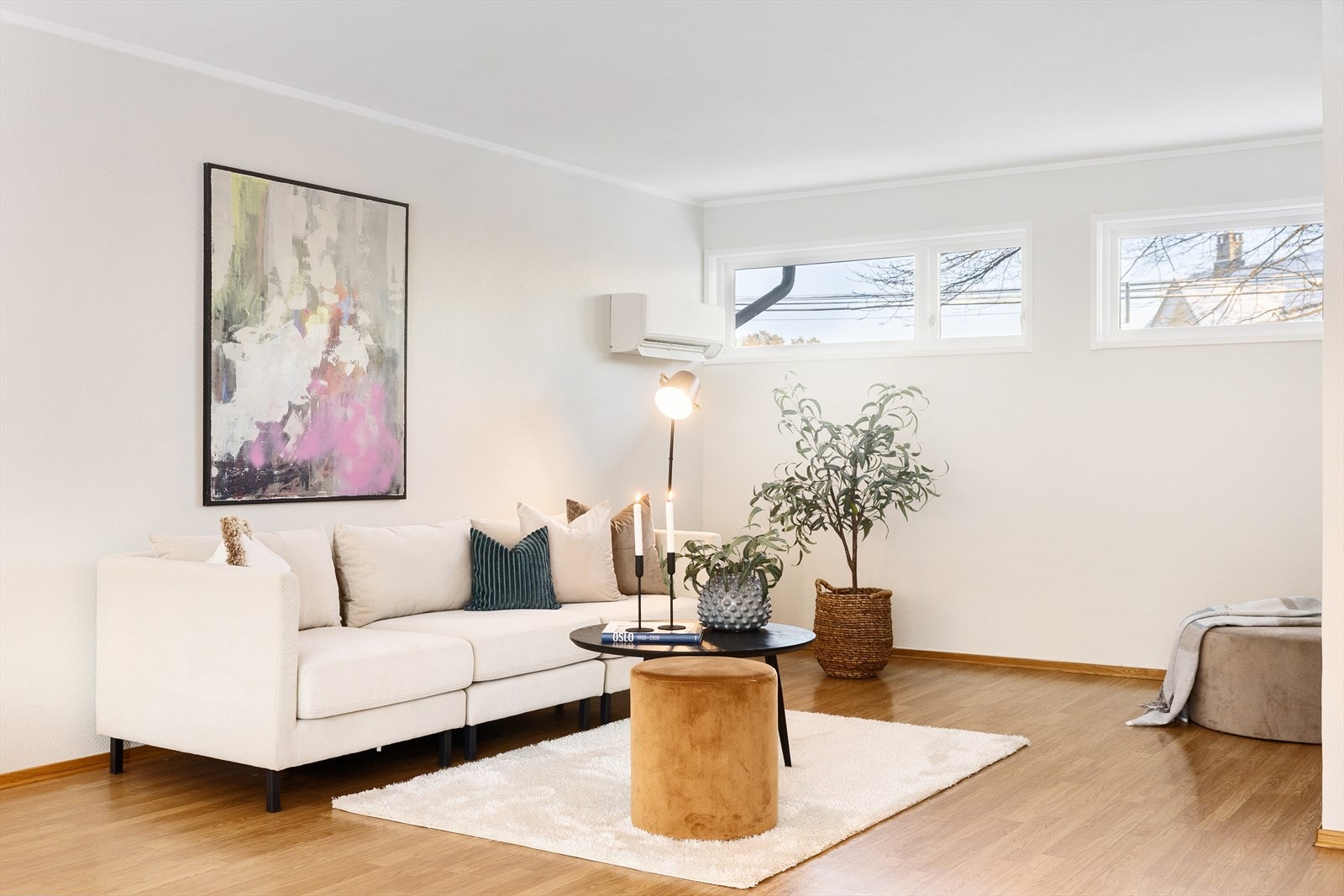 Stuen byr på rikelig med plass og gode løsninger for både stue og spisestue. Galleribilde