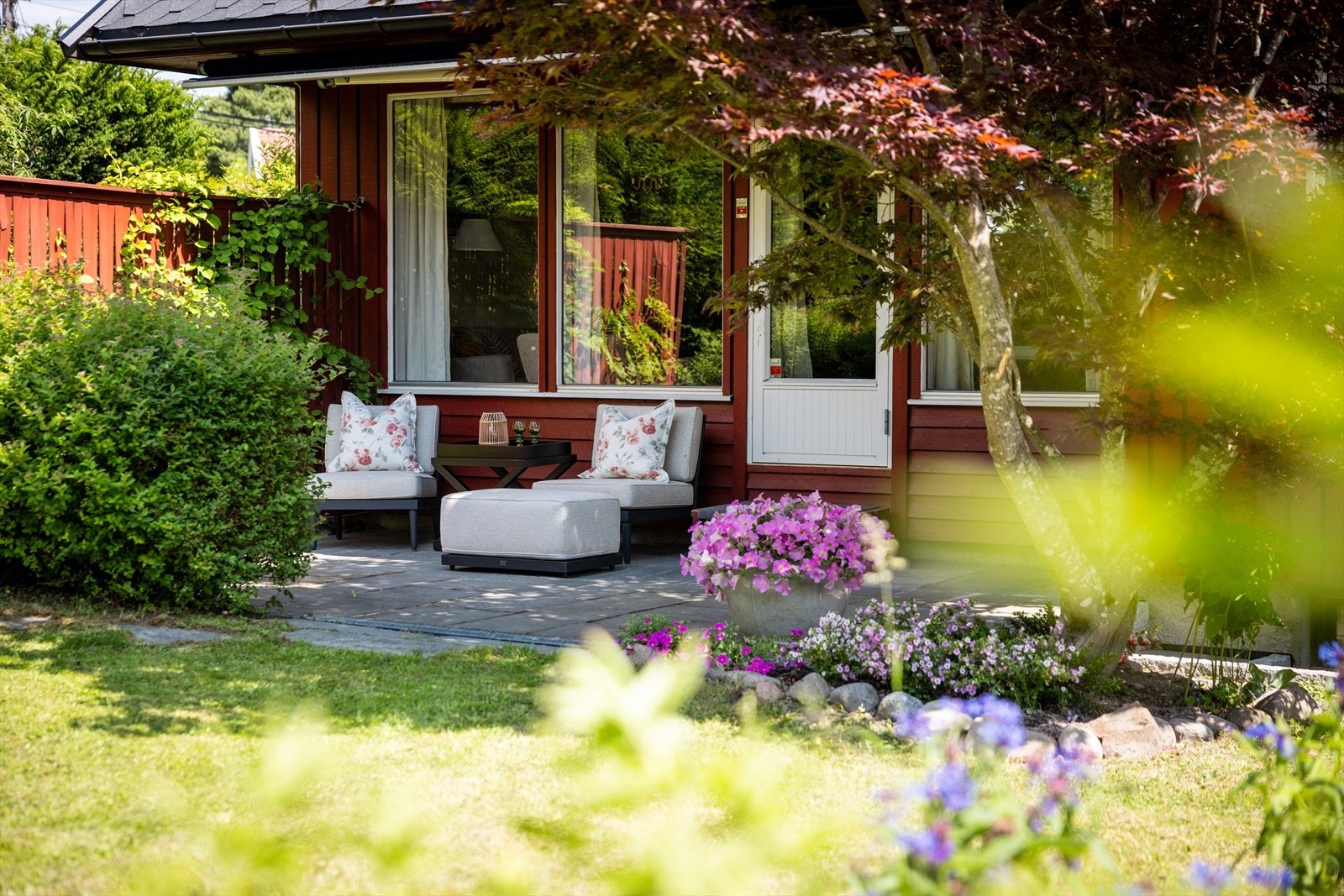 Boligen har et bruksareal på ca. 198 kvm over 3 plan, med blant annet stor og gjennomgånde stue, kjøkken i eget rom ved siden av stuen, 3 soverom, eget vaskerom, kjellerstue, et bad og seprat WC. Galleribilde