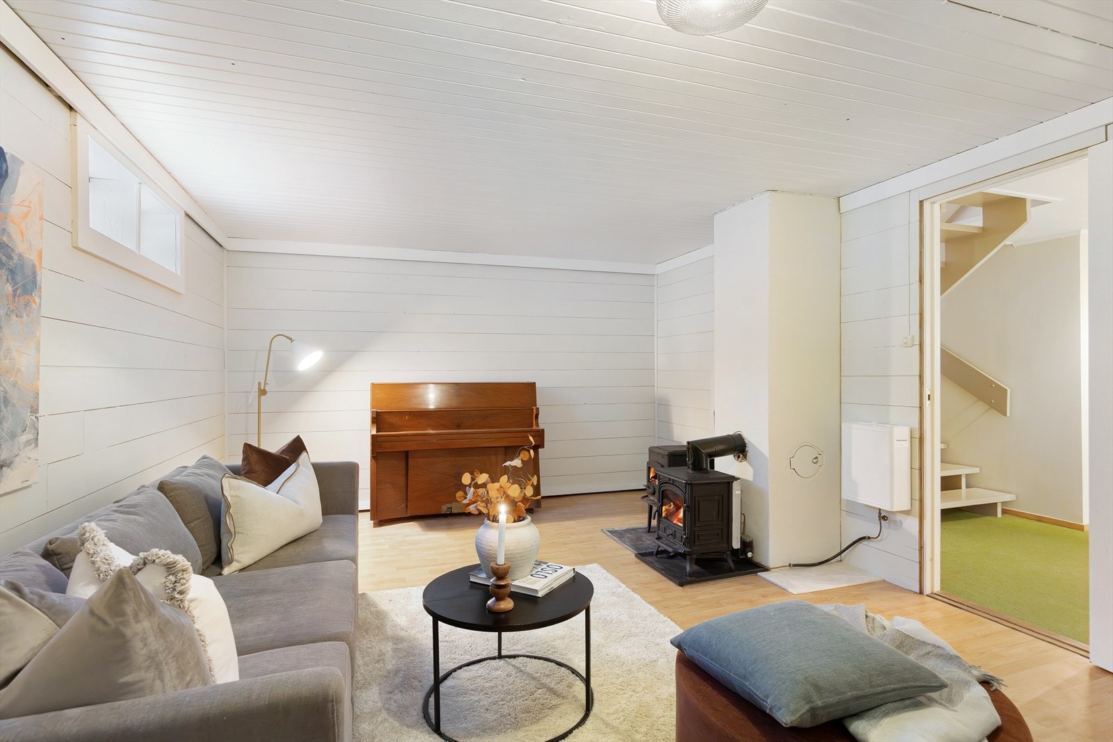 Kjelleren byr på en hyggelig peisestue (opprinnelig godkjent som hobbyrom), som gir en flott mulighet for en ekstra TV-stue, ungdomsrom eller soverom (ved bruksendring). Galleribilde