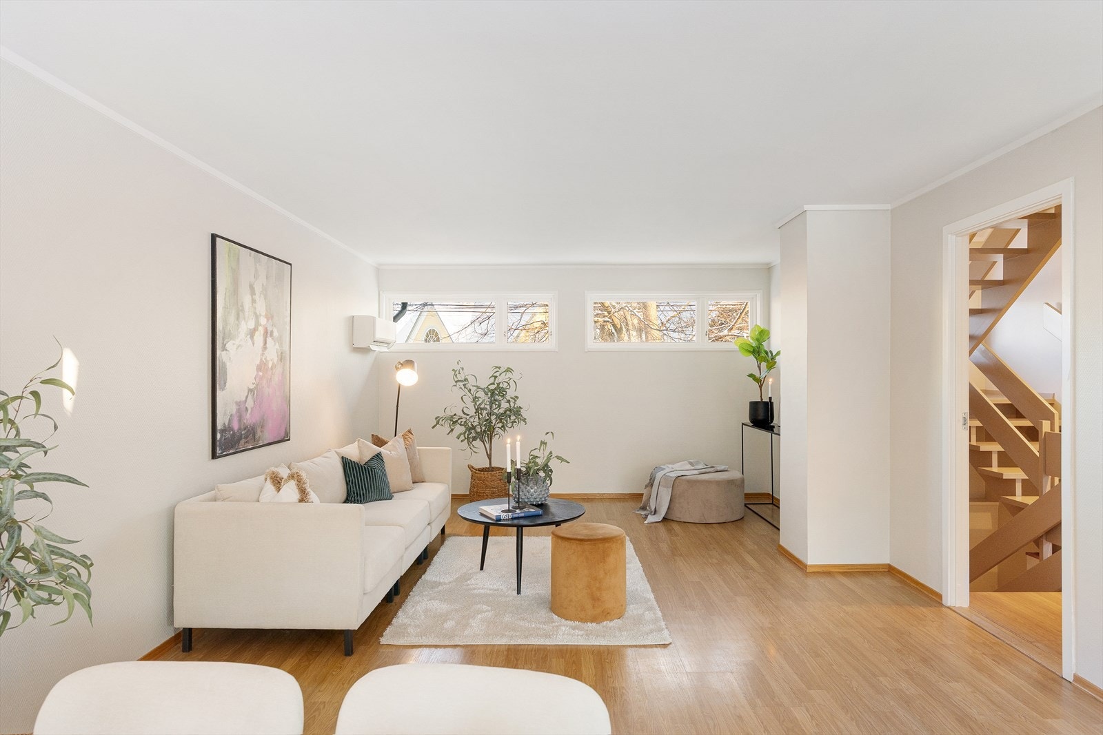 Gjennomgående stue gir flere vindusflater og godt med dagslys inn i stuen. Galleribilde